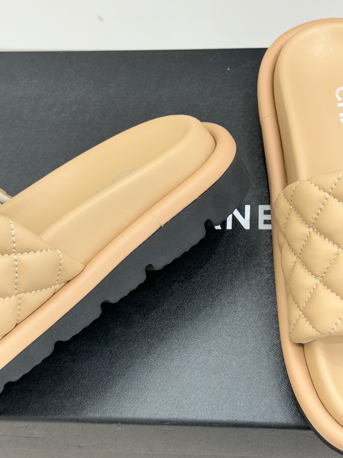 CHANE* ｜小香经典双C水钻魔术贴菱格面包厚底懒人拖鞋懒人必备👏穿了会上瘾的拖鞋巨软巨舒服 让你摆脱