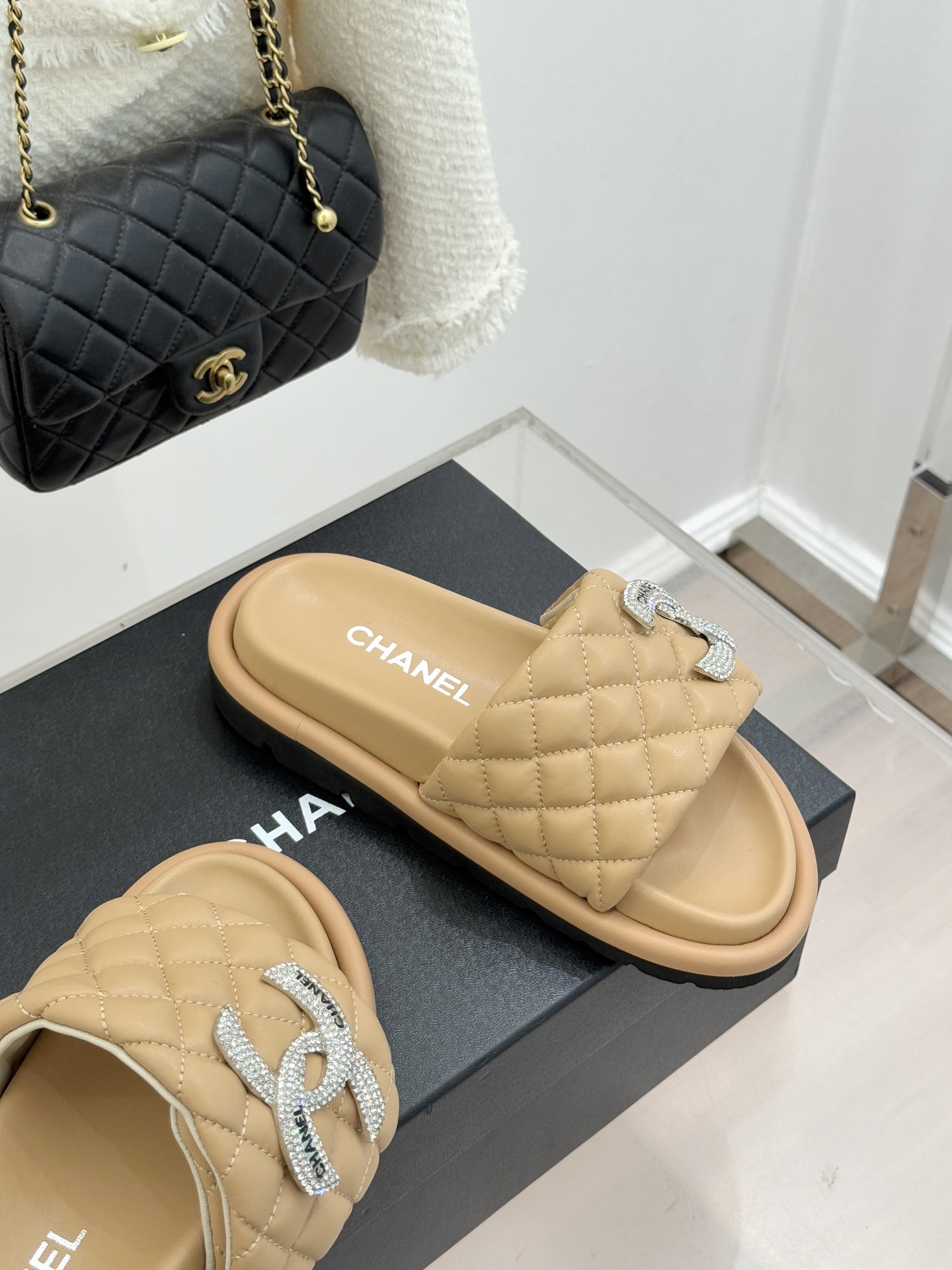 CHANE* ｜小香经典双C水钻魔术贴菱格面包厚底懒人拖鞋懒人必备👏穿了会上瘾的拖鞋巨软巨舒服 让你摆脱