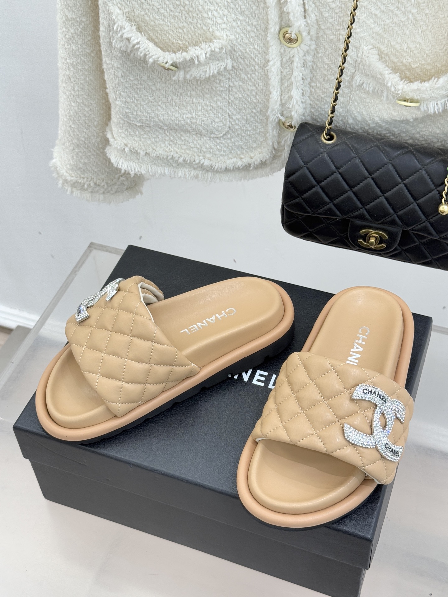 CHANE* ｜小香经典双C水钻魔术贴菱格面包厚底懒人拖鞋懒人必备👏穿了会上瘾的拖鞋巨软巨舒服 让你摆脱
