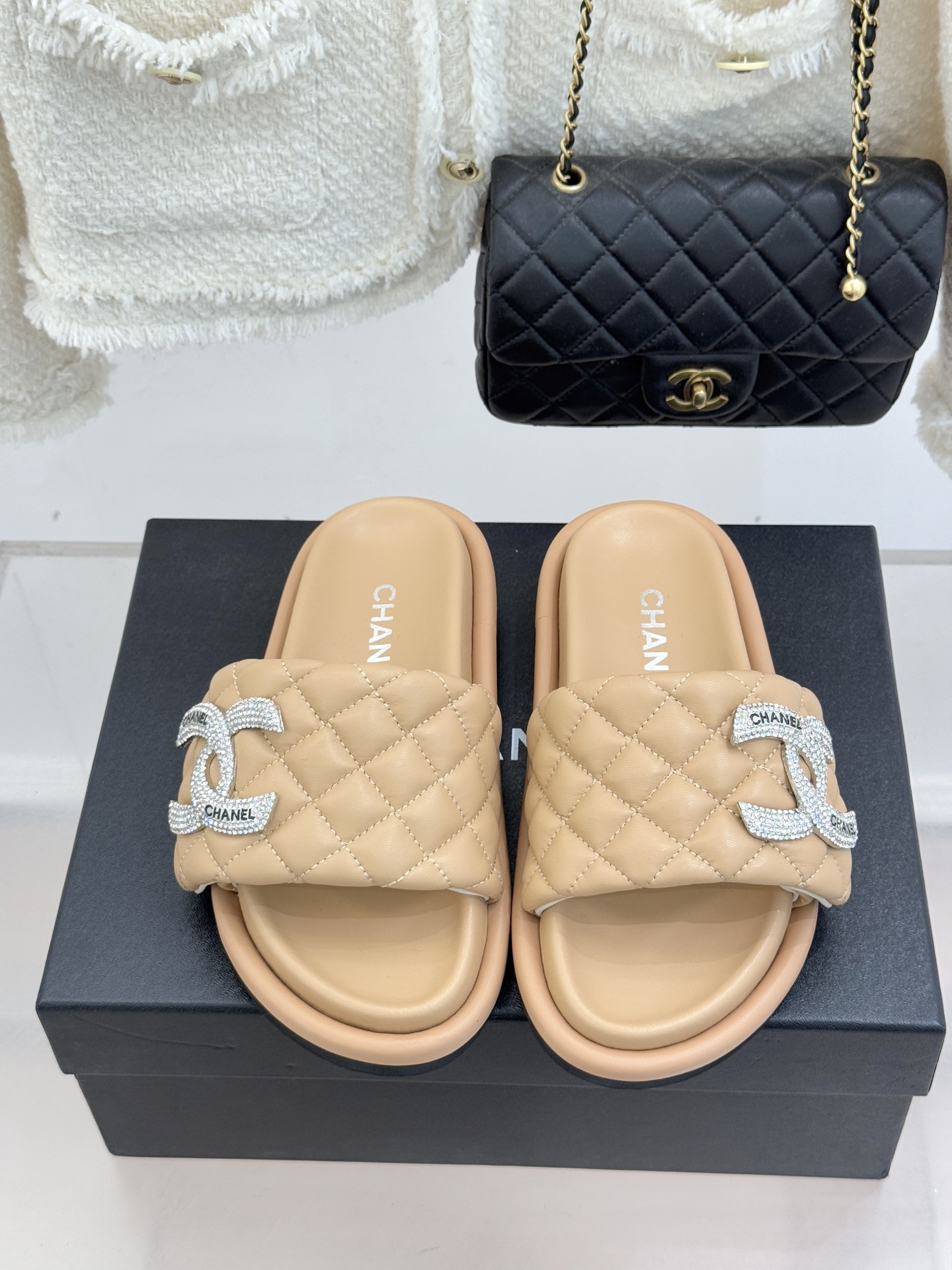 CHANE* ｜小香经典双C水钻魔术贴菱格面包厚底懒人拖鞋懒人必备👏穿了会上瘾的拖鞋巨软巨舒服 让你摆脱