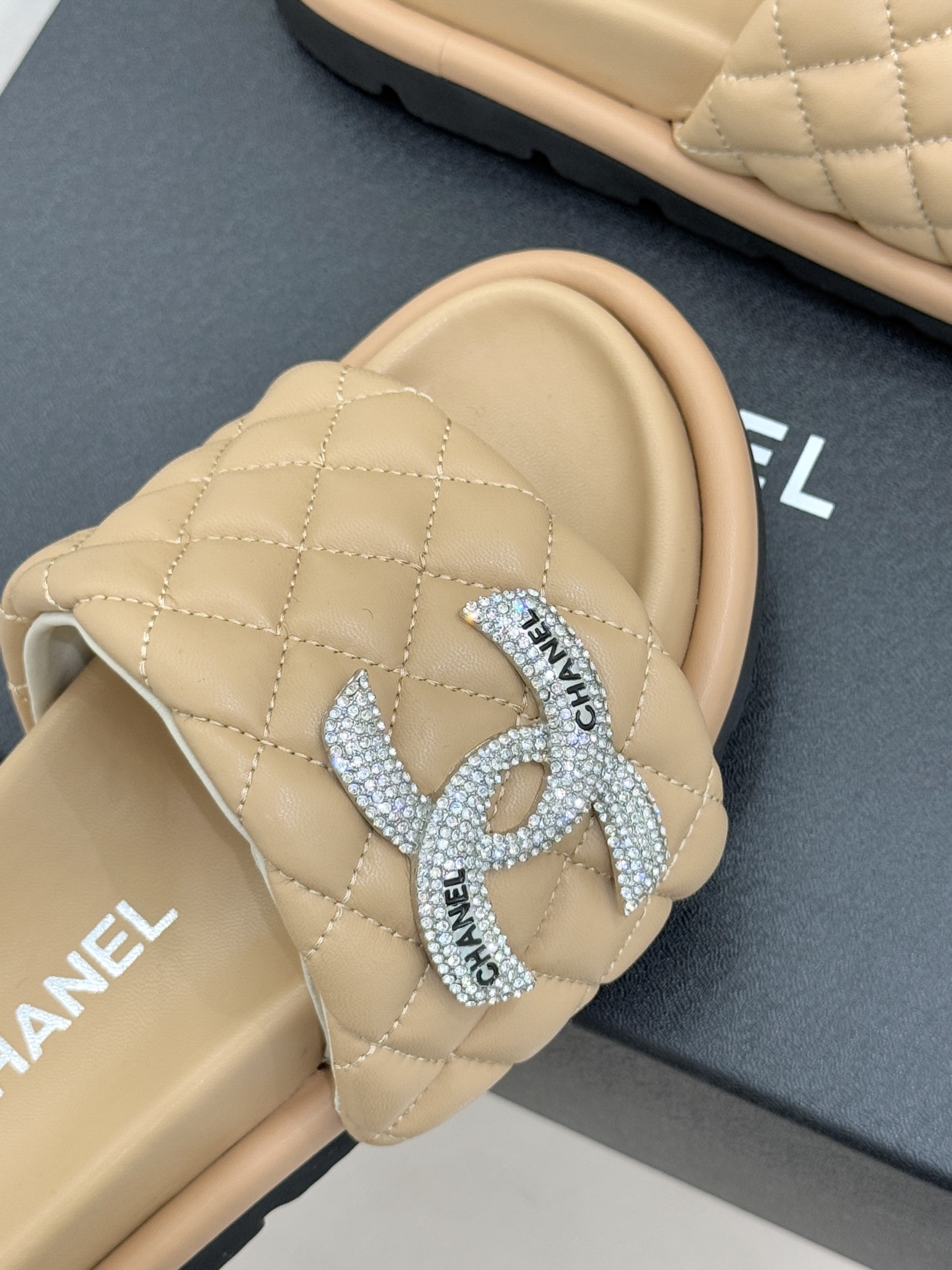CHANE* ｜小香经典双C水钻魔术贴菱格面包厚底懒人拖鞋懒人必备👏穿了会上瘾的拖鞋巨软巨舒服 让你摆脱