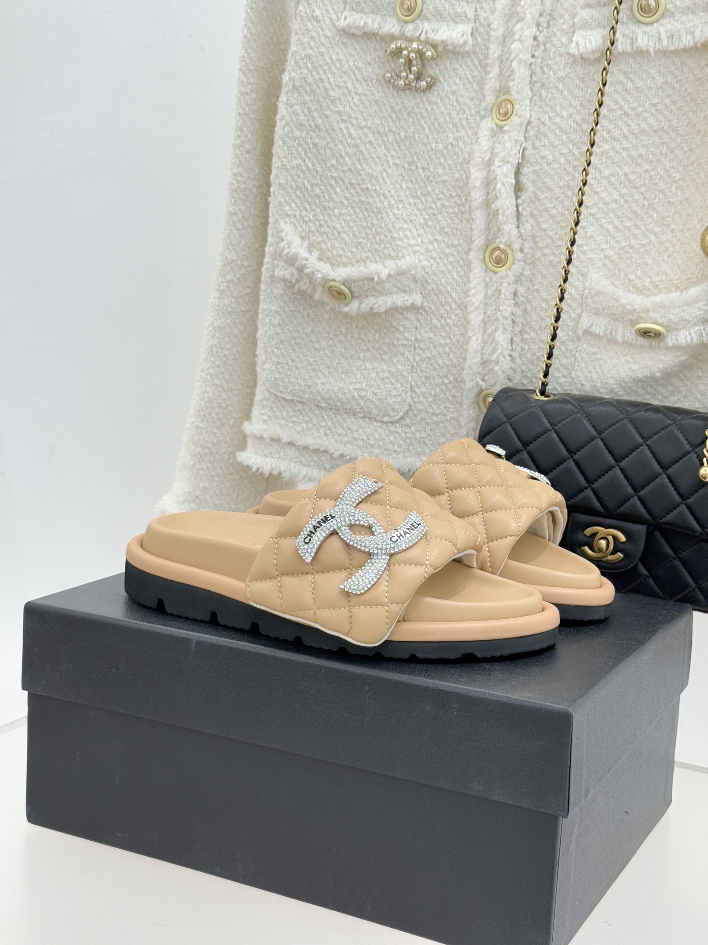 NO:747305,Chanel's new Velcro rhinestone slippers!  The upper is made of original customized nylon waterproof cloth. The original open-molded foam-resistant outsole is non-slip, wear-resistant and very light. Size35-39 (40/41/42/43 customization is not returnable), slippers, chanel, slippers19860909Chanel 新款魔术贴水钻拖鞋！ 鞋面采用原版定制尼龙防水布 原版开模耐发泡大底 防滑又耐磨 还很轻便 Size35-39（40/41/42/43定制不退换）,拖鞋,chanel,slippers,Women's Shoes