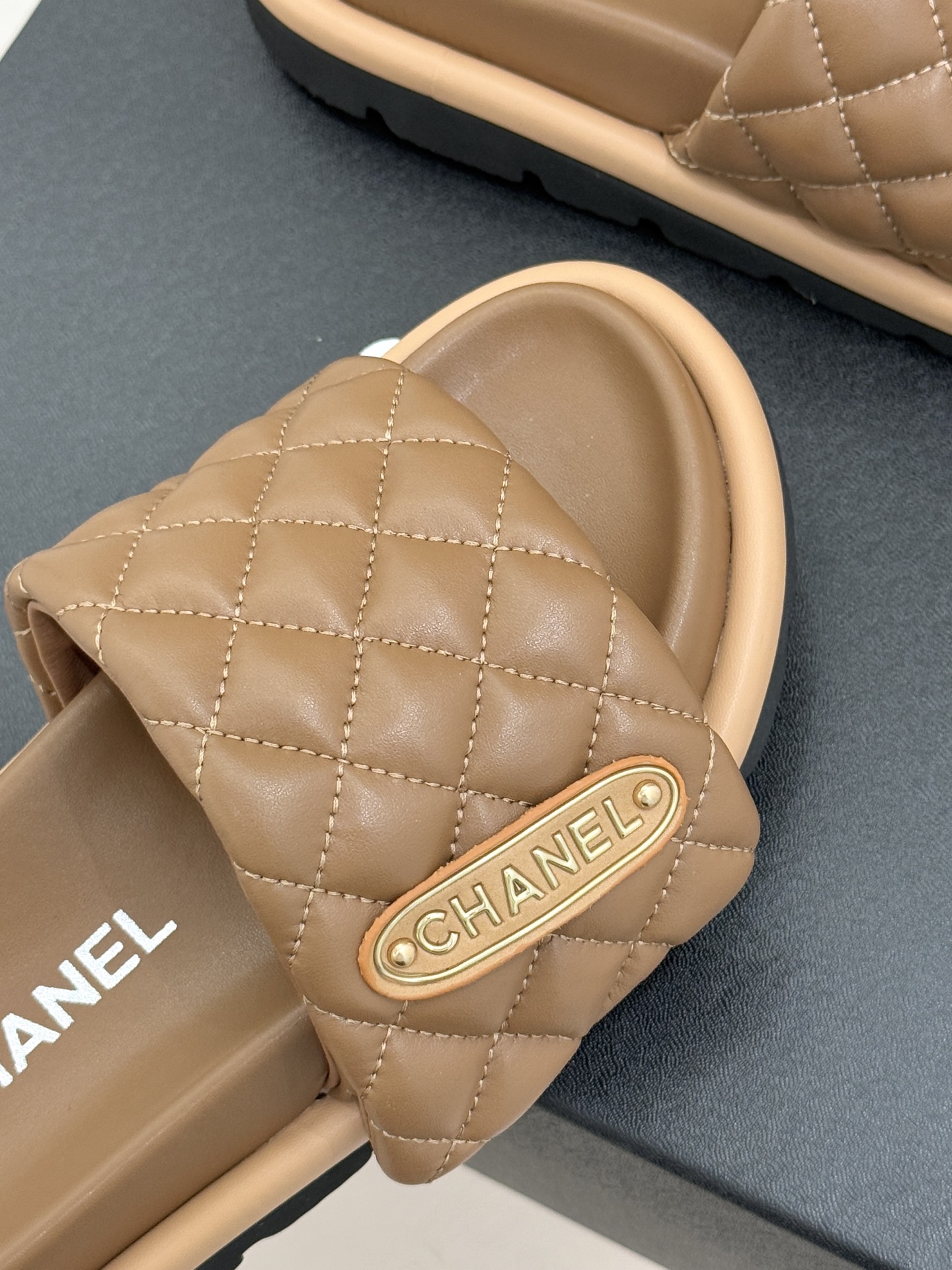 CHANE* ｜小香经典字母魔术贴菱格面包厚底懒人拖鞋懒人必备👏穿了会上瘾的拖鞋巨软巨舒服 让你摆脱一切