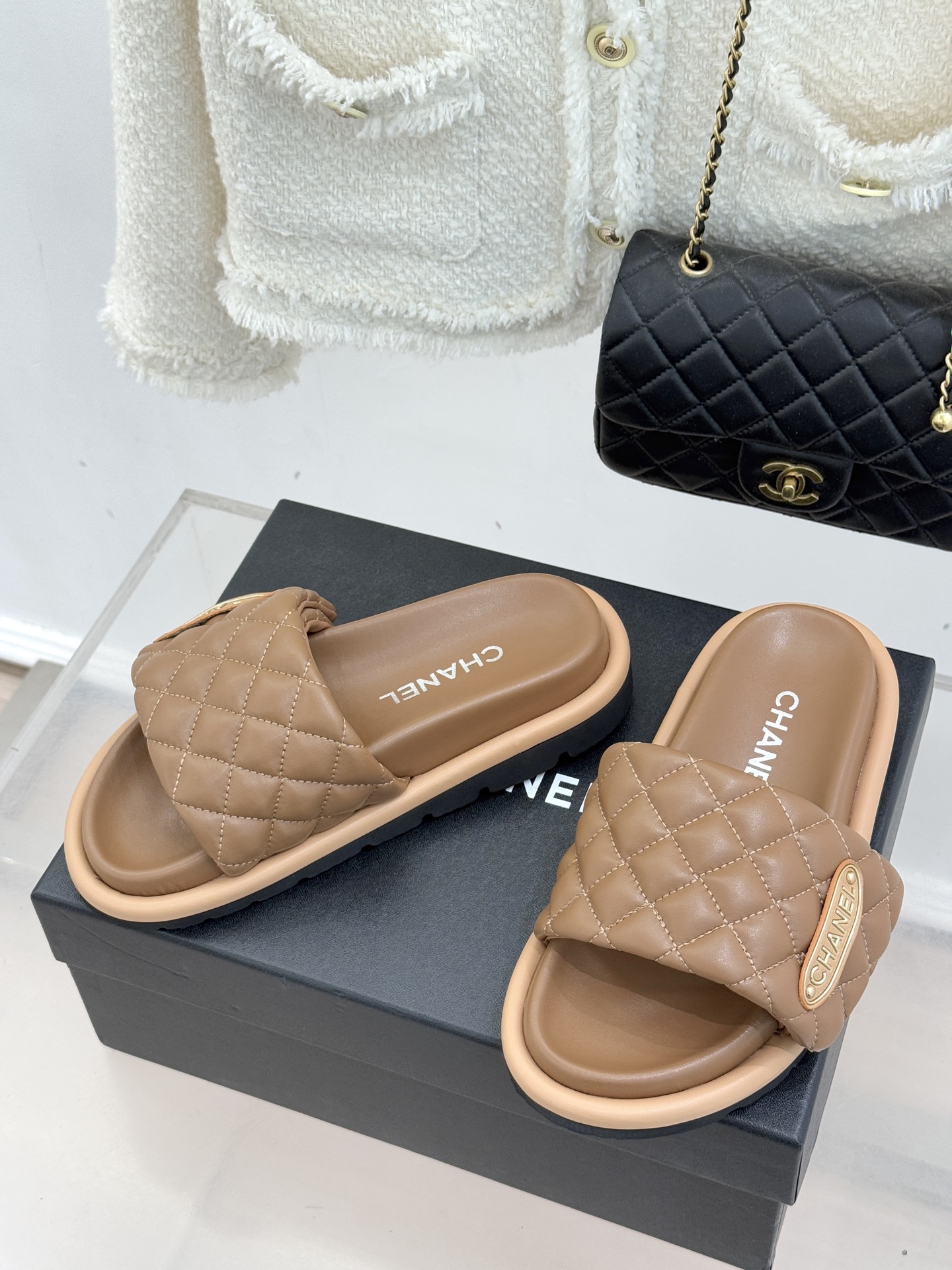 CHANE* ｜小香经典字母魔术贴菱格面包厚底懒人拖鞋懒人必备👏穿了会上瘾的拖鞋巨软巨舒服 让你摆脱一切