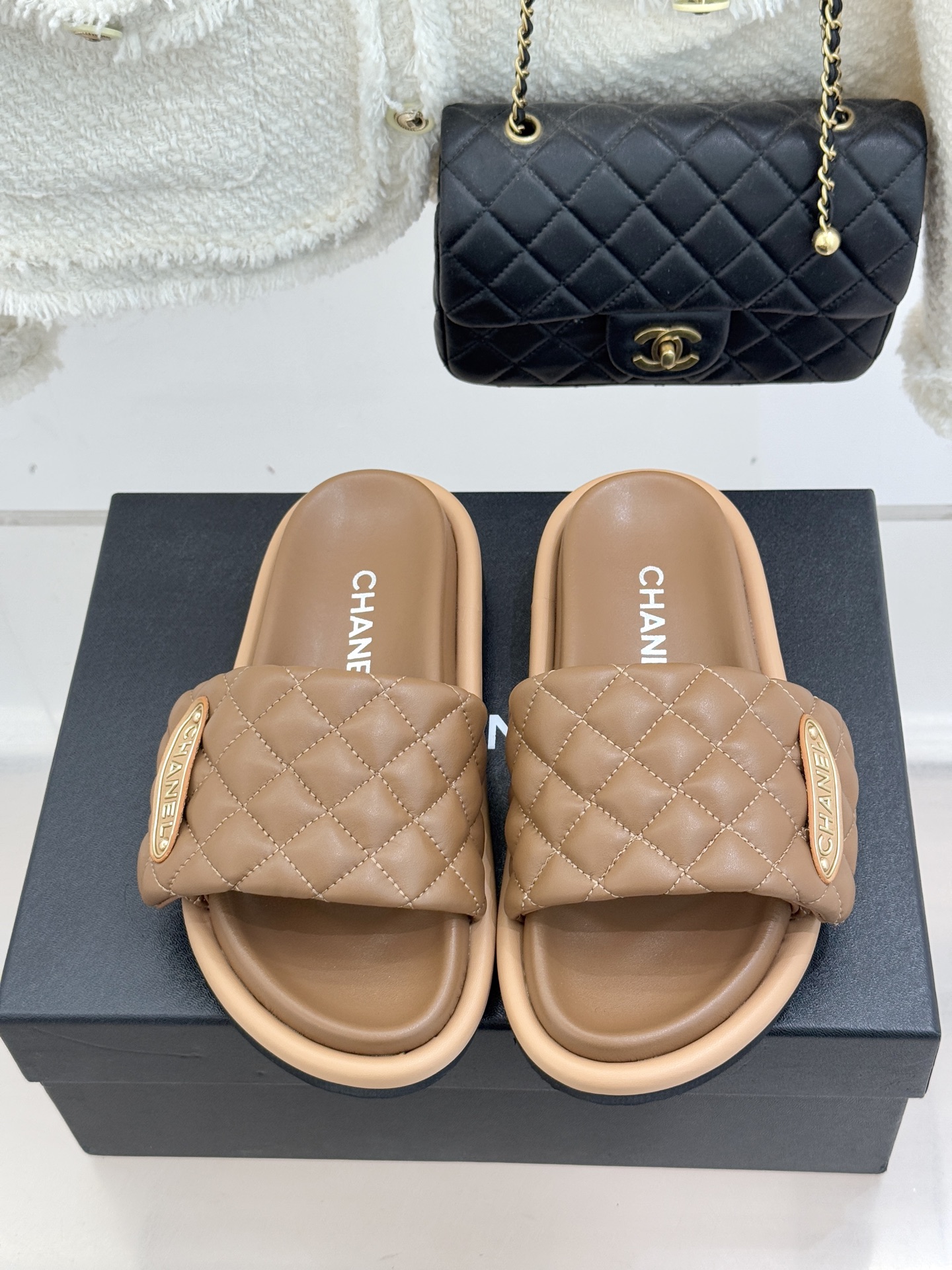 CHANE* ｜小香经典字母魔术贴菱格面包厚底懒人拖鞋懒人必备👏穿了会上瘾的拖鞋巨软巨舒服 让你摆脱一切