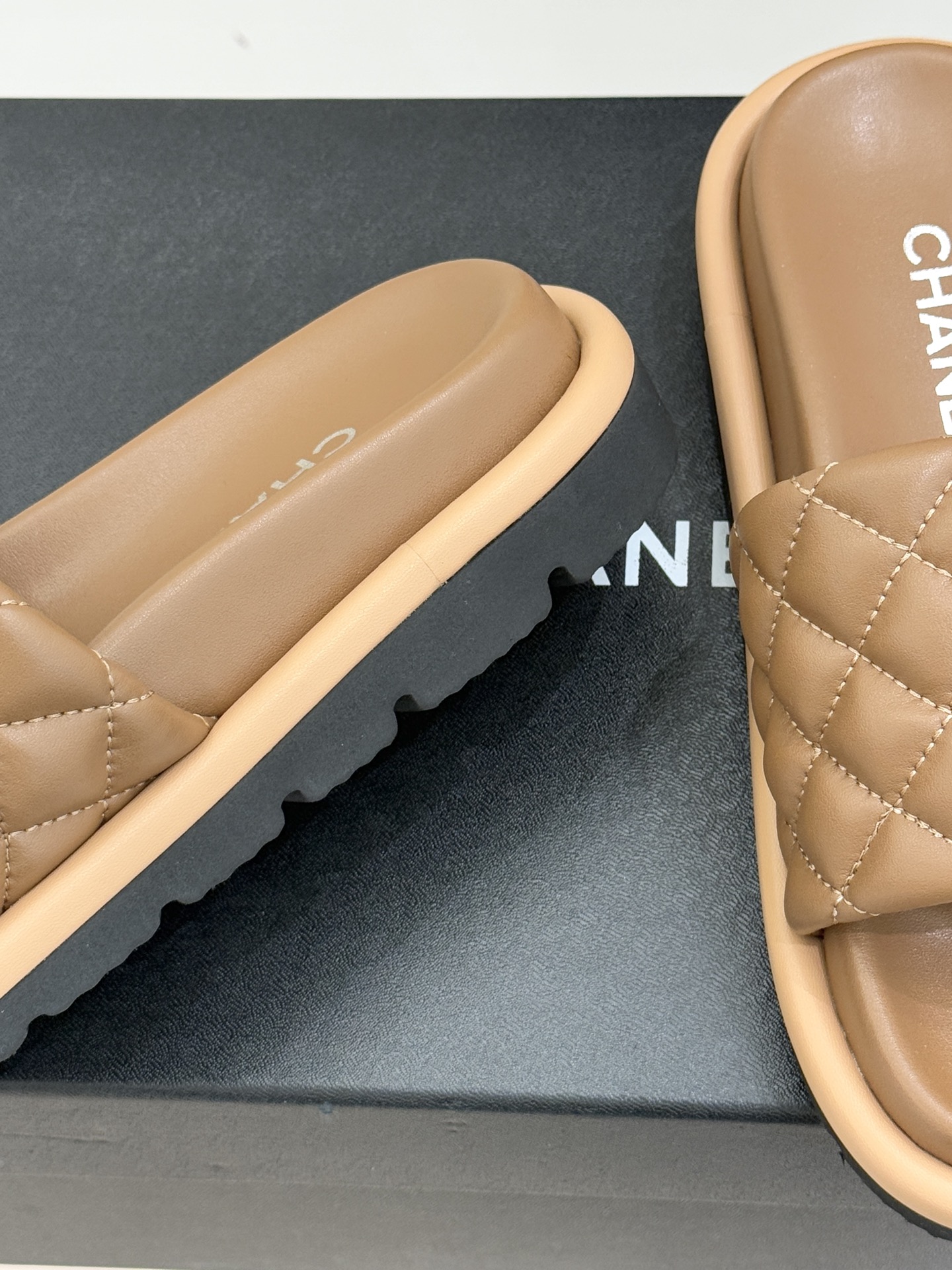 CHANE* ｜小香经典字母魔术贴菱格面包厚底懒人拖鞋懒人必备👏穿了会上瘾的拖鞋巨软巨舒服 让你摆脱一切