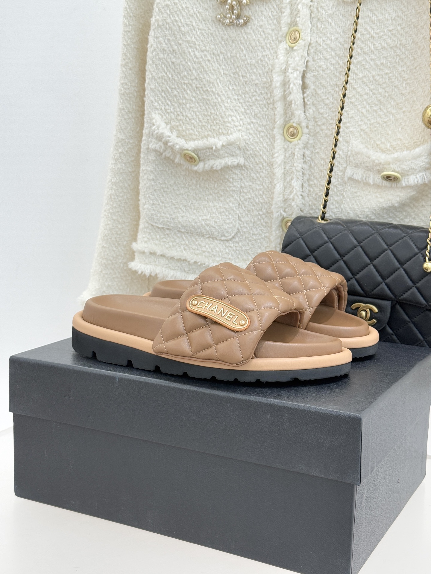 CHANE* ｜小香经典字母魔术贴菱格面包厚底懒人拖鞋懒人必备👏穿了会上瘾的拖鞋巨软巨舒服 让你摆脱一切