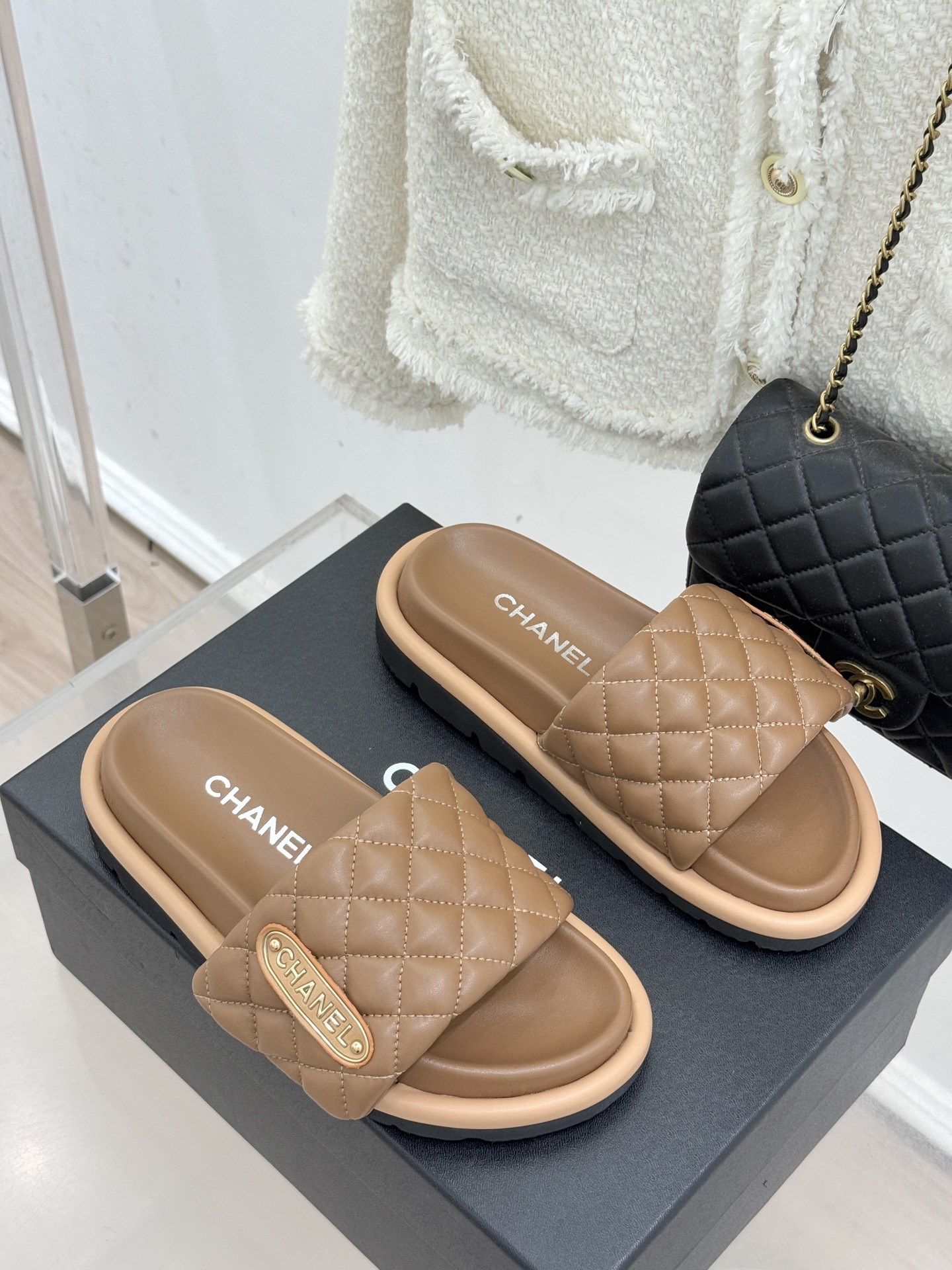 CHANE* ｜小香经典字母魔术贴菱格面包厚底懒人拖鞋懒人必备👏穿了会上瘾的拖鞋巨软巨舒服 让你摆脱一切