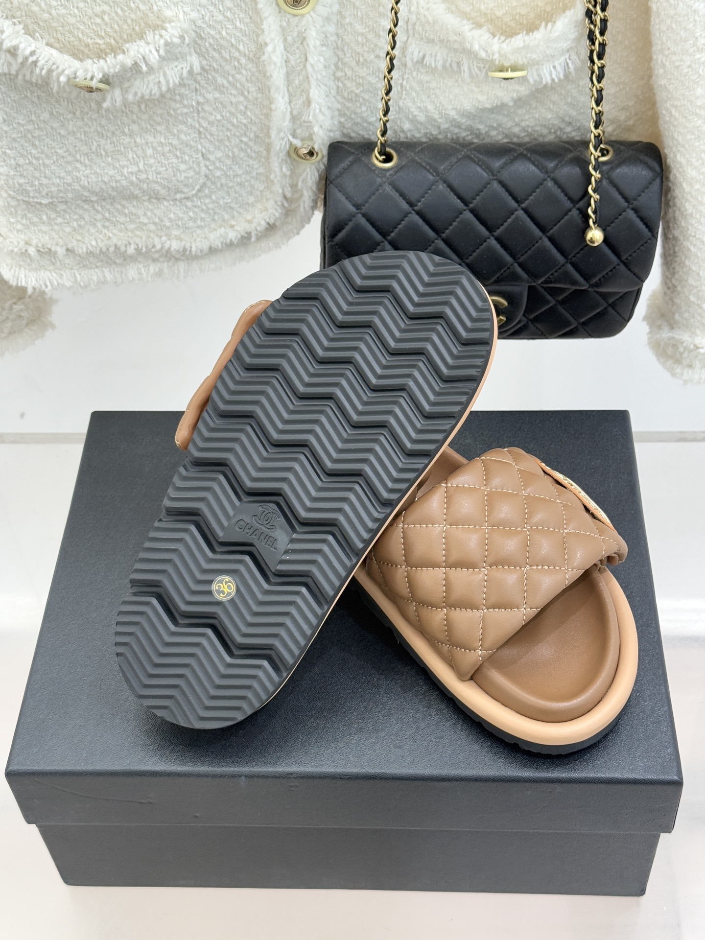 CHANE* ｜小香经典字母魔术贴菱格面包厚底懒人拖鞋懒人必备👏穿了会上瘾的拖鞋巨软巨舒服 让你摆脱一切