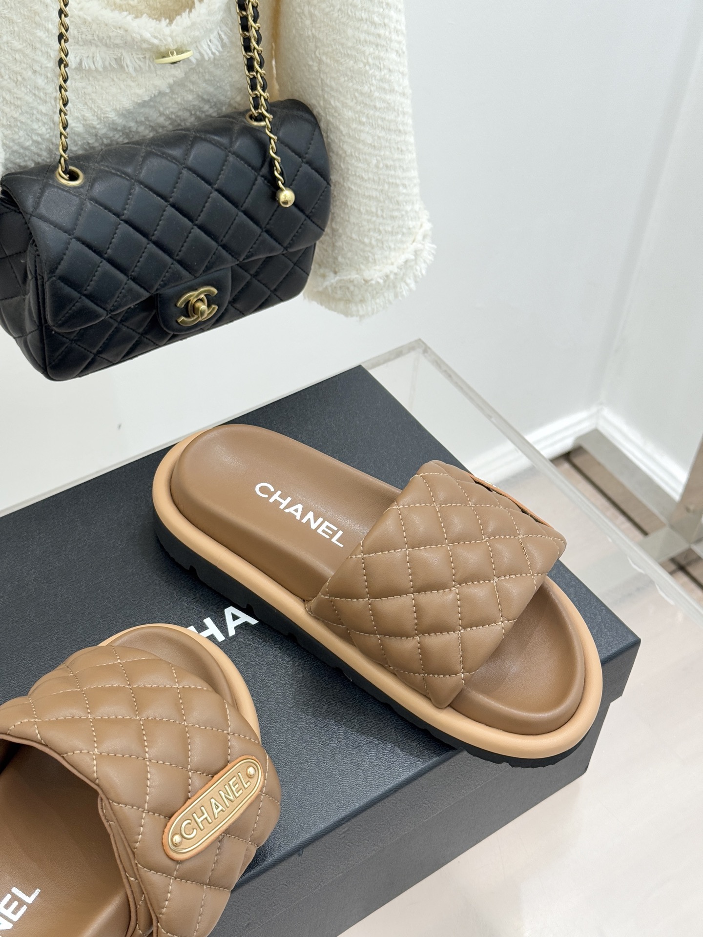 CHANE* ｜小香经典字母魔术贴菱格面包厚底懒人拖鞋懒人必备👏穿了会上瘾的拖鞋巨软巨舒服 让你摆脱一切