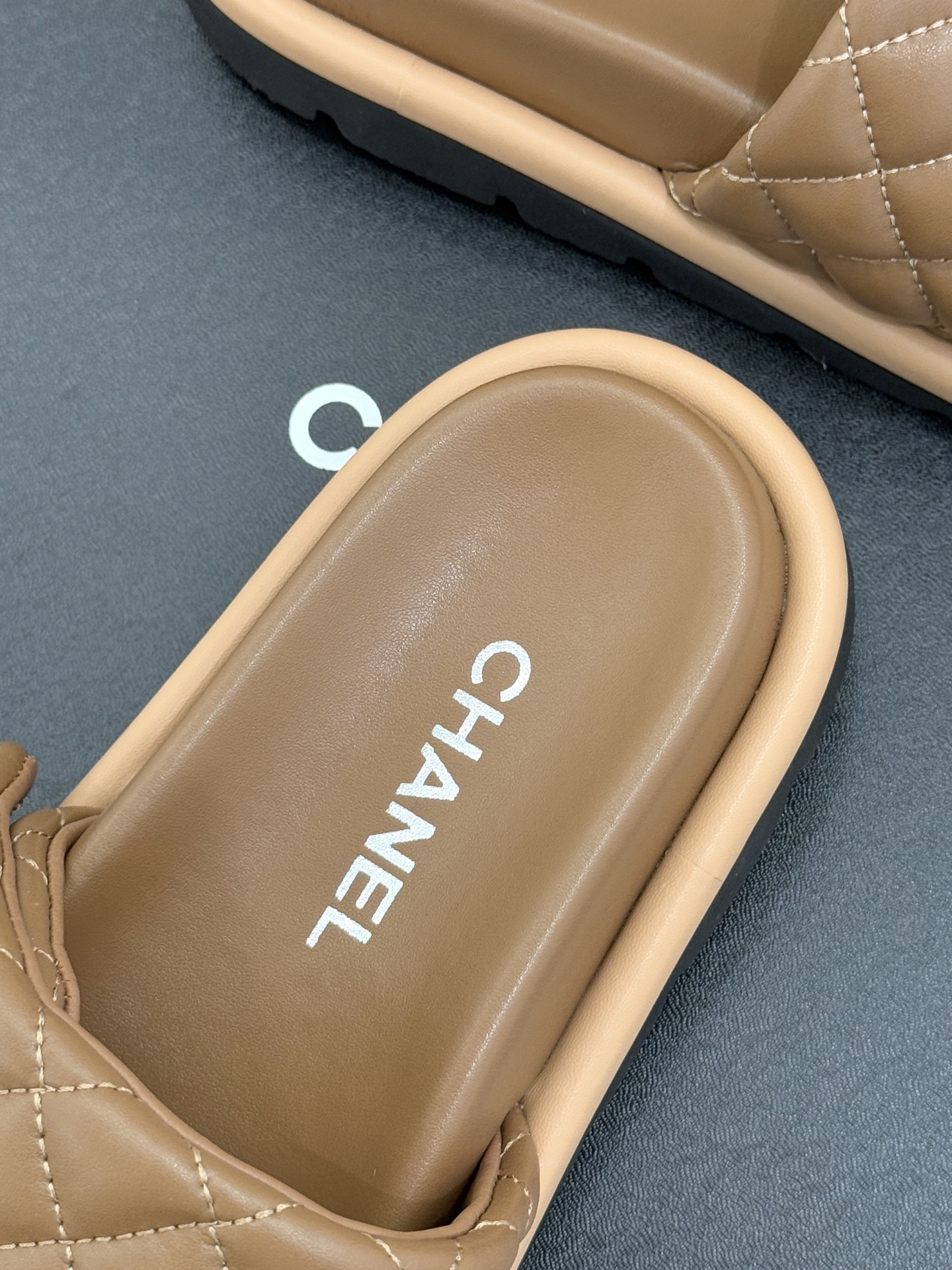 CHANE* ｜小香经典字母魔术贴菱格面包厚底懒人拖鞋懒人必备👏穿了会上瘾的拖鞋巨软巨舒服 让你摆脱一切