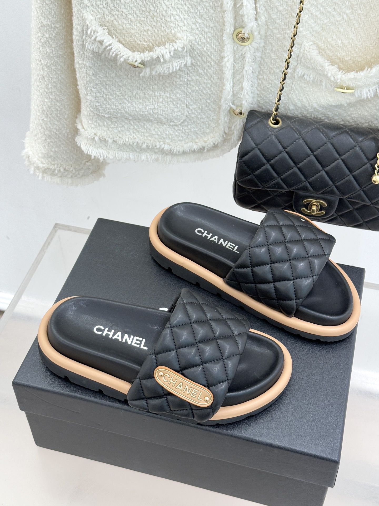 CHANE* ｜小香经典字母魔术贴菱格面包厚底懒人拖鞋懒人必备👏穿了会上瘾的拖鞋巨软巨舒服 让你摆脱一切