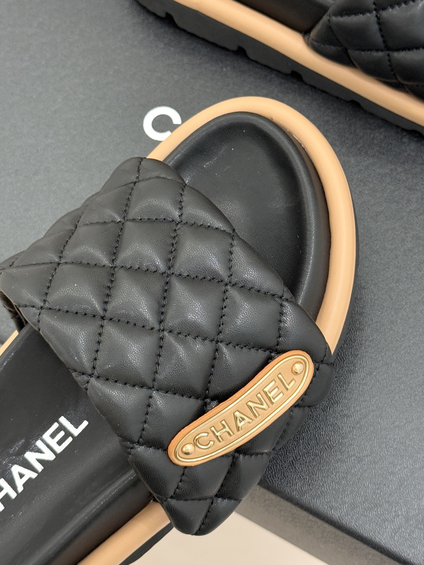 CHANE* ｜小香经典字母魔术贴菱格面包厚底懒人拖鞋懒人必备👏穿了会上瘾的拖鞋巨软巨舒服 让你摆脱一切