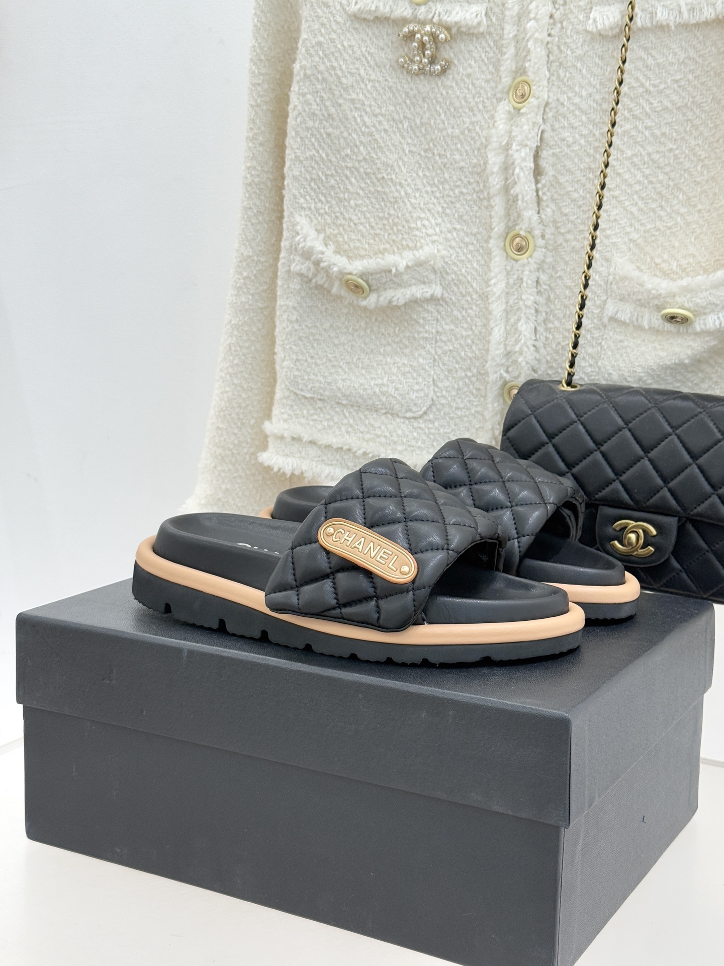 NO:747306,Chanel's new Velcro slippers!  The upper is made of original customized nylon waterproof cloth. The original open-molded foam-resistant outsole is non-slip, wear-resistant and very light. Size35-39 (40/41/42/43 customization is not returnable), slippers, chanel, slippers19860909Chanel 新款魔术贴拖鞋！ 鞋面采用原版定制尼龙防水布 原版开模耐发泡大底 防滑又耐磨 还很轻便 Size35-39（40/41/42/43定制不退换）,拖鞋,chanel,slippers,Women's Shoes