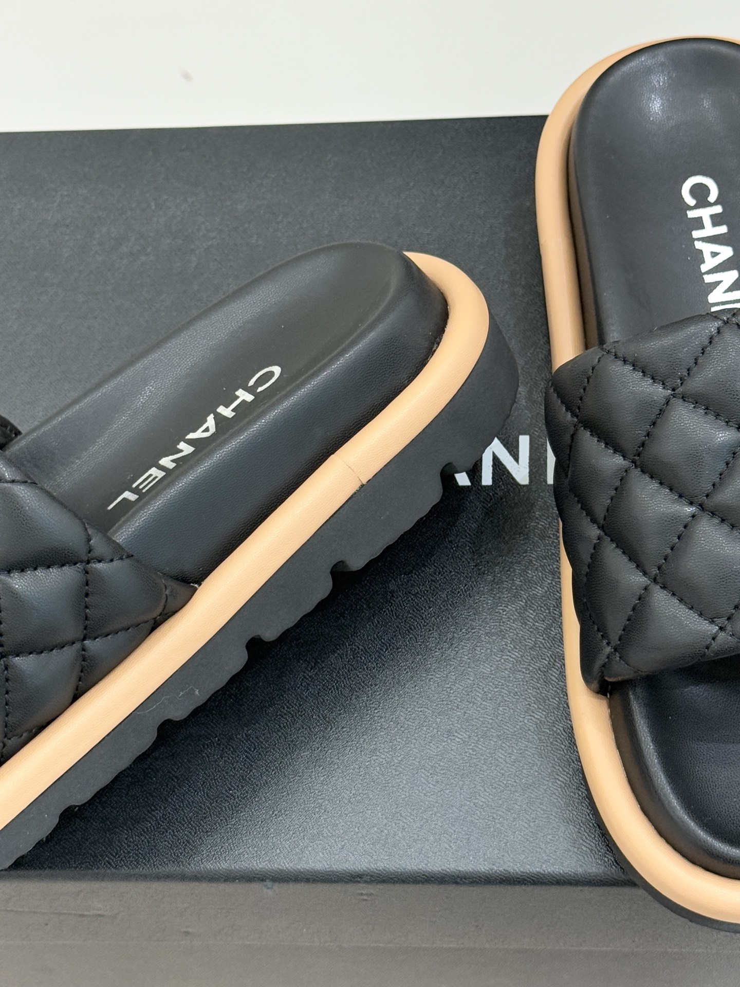 CHANE* ｜小香经典字母魔术贴菱格面包厚底懒人拖鞋懒人必备👏穿了会上瘾的拖鞋巨软巨舒服 让你摆脱一切