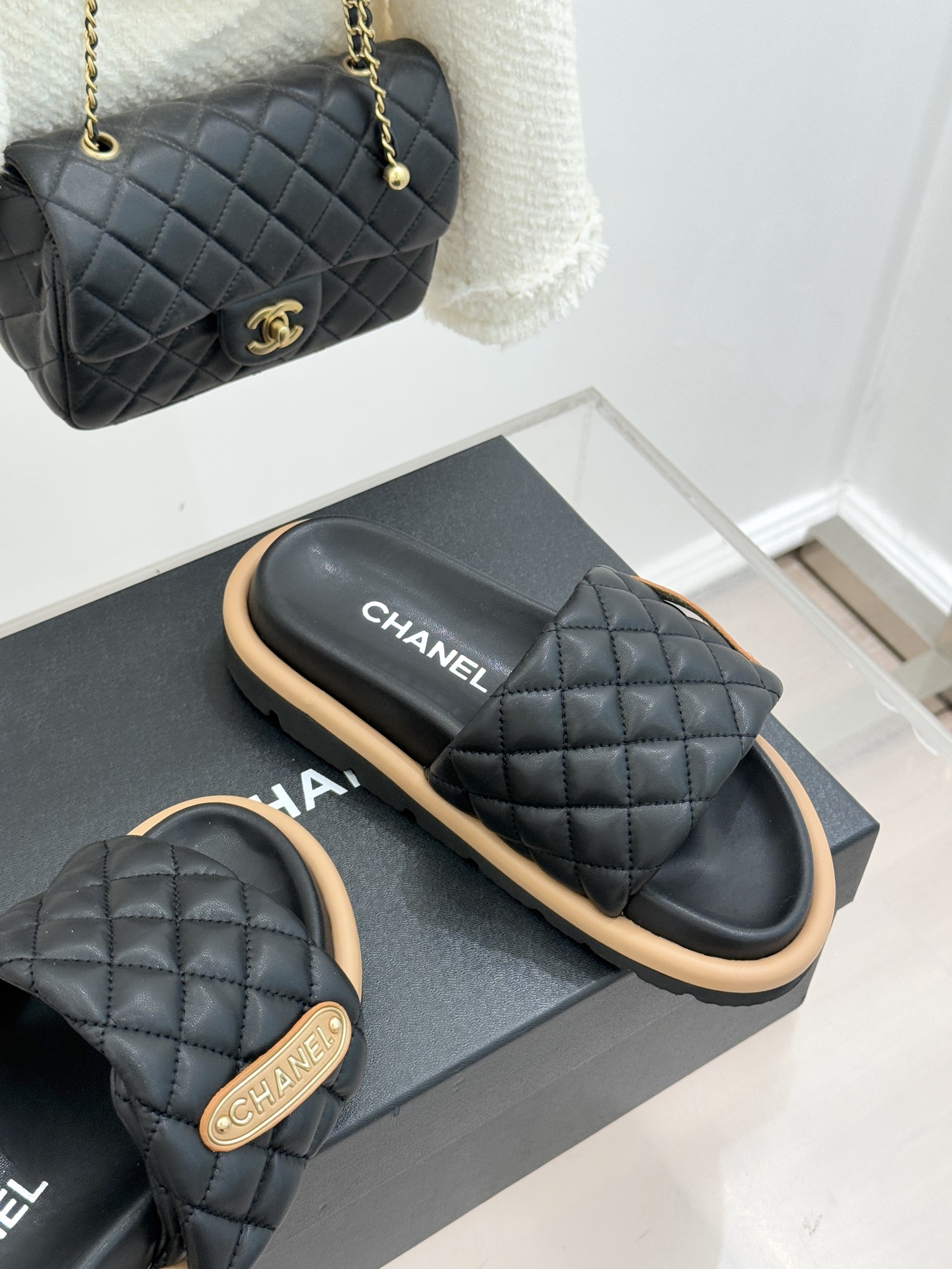 CHANE* ｜小香经典字母魔术贴菱格面包厚底懒人拖鞋懒人必备👏穿了会上瘾的拖鞋巨软巨舒服 让你摆脱一切