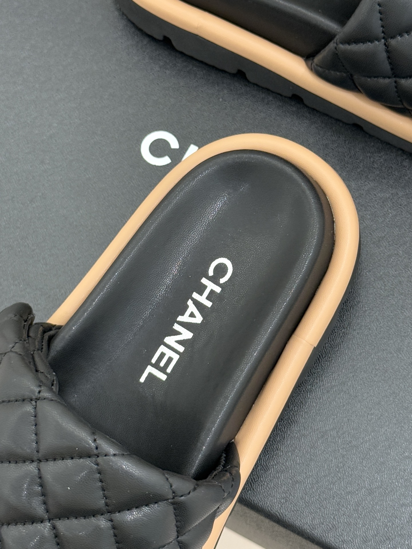 CHANE* ｜小香经典字母魔术贴菱格面包厚底懒人拖鞋懒人必备👏穿了会上瘾的拖鞋巨软巨舒服 让你摆脱一切