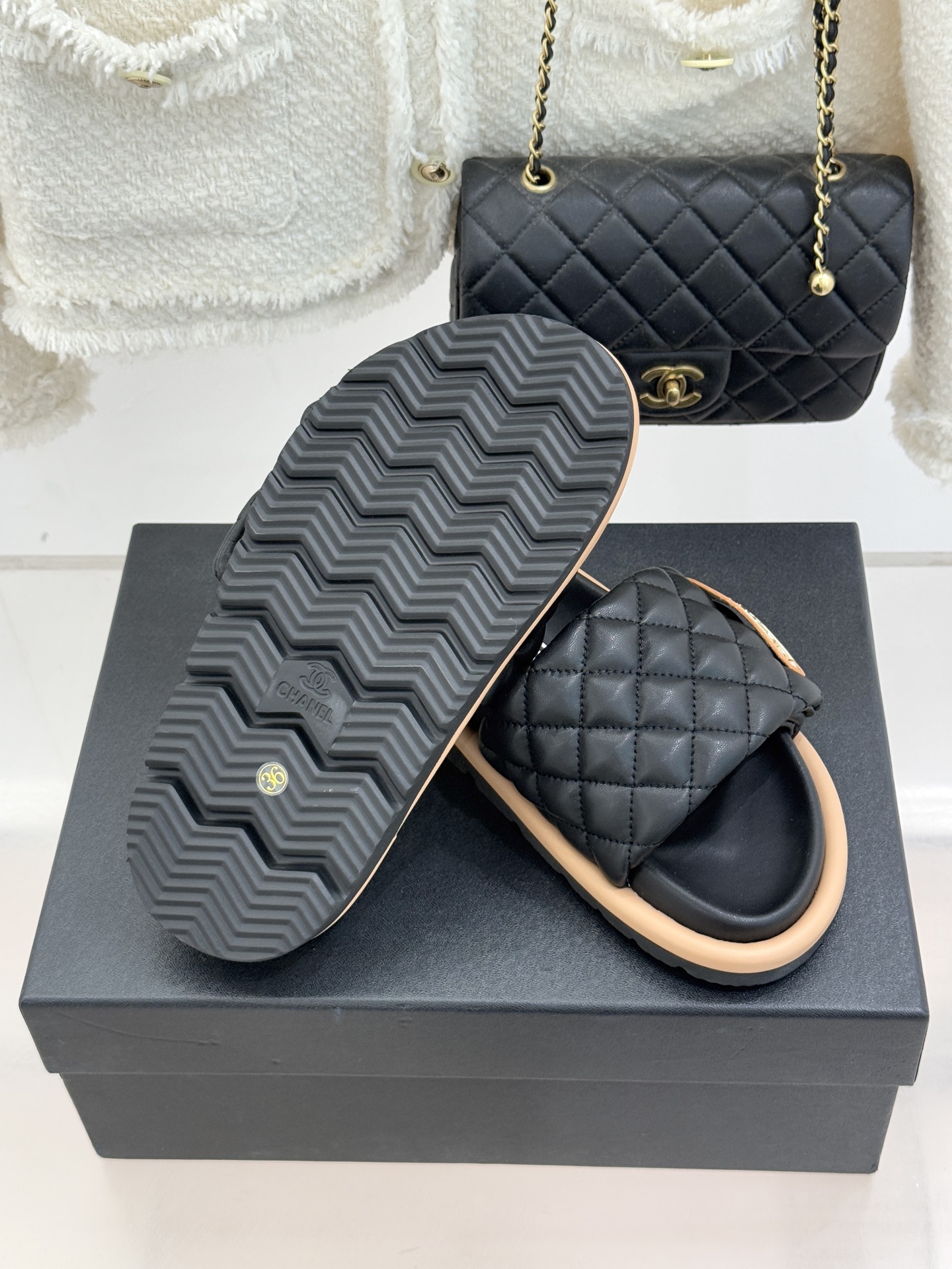 CHANE* ｜小香经典字母魔术贴菱格面包厚底懒人拖鞋懒人必备👏穿了会上瘾的拖鞋巨软巨舒服 让你摆脱一切