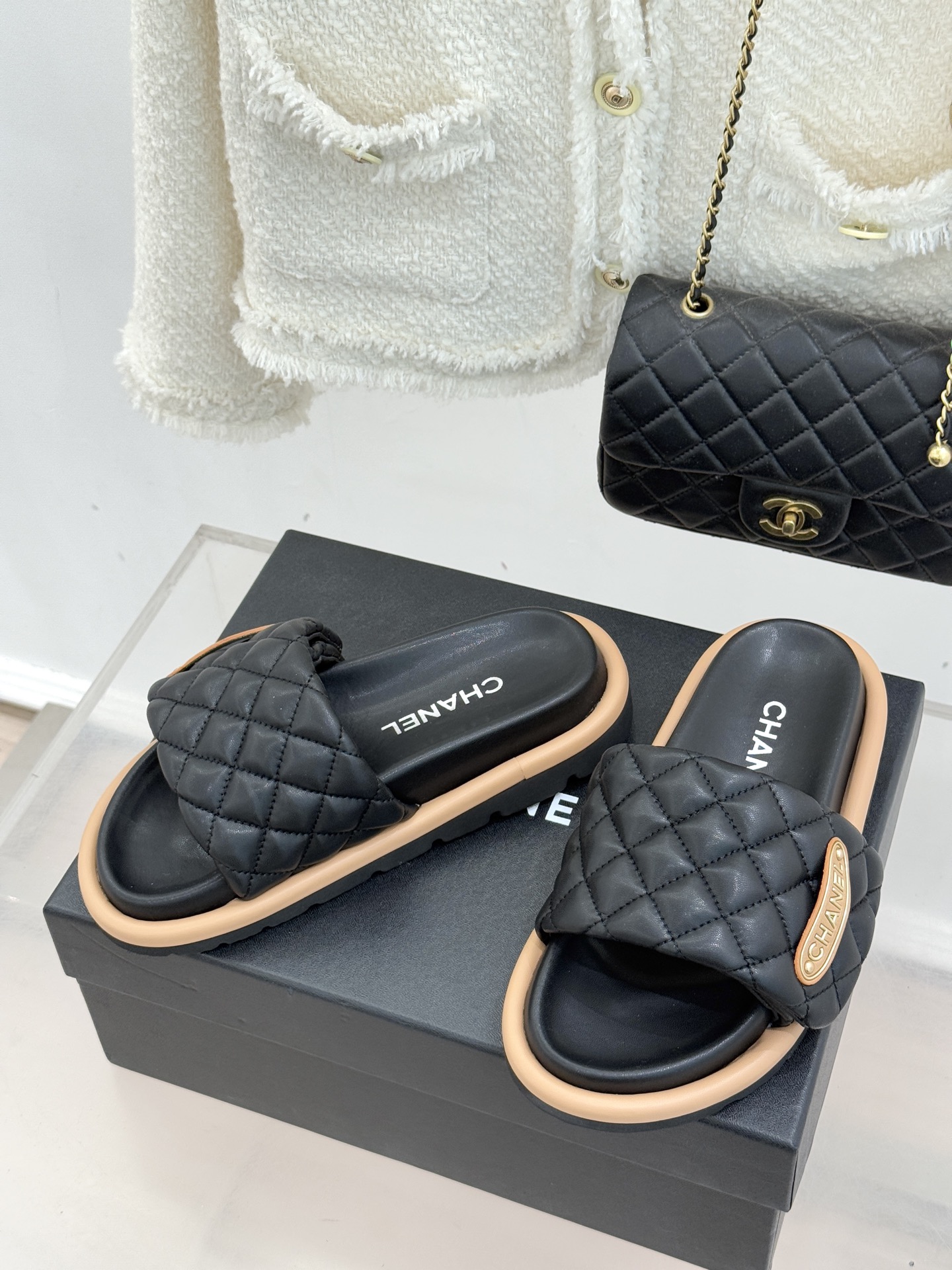 CHANE* ｜小香经典字母魔术贴菱格面包厚底懒人拖鞋懒人必备👏穿了会上瘾的拖鞋巨软巨舒服 让你摆脱一切