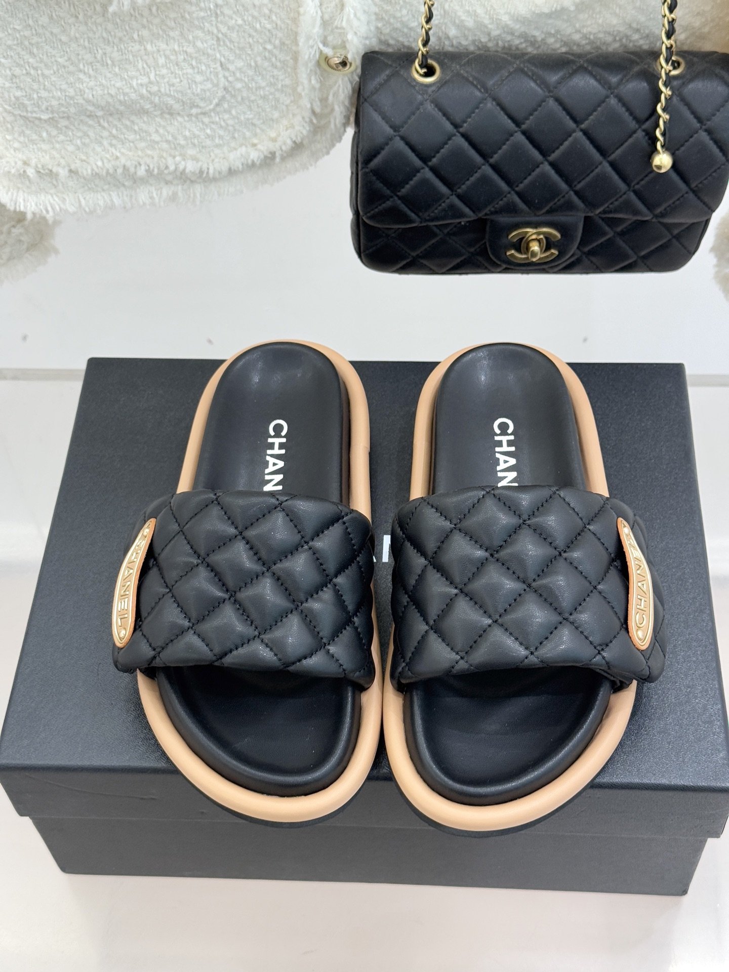 CHANE* ｜小香经典字母魔术贴菱格面包厚底懒人拖鞋懒人必备👏穿了会上瘾的拖鞋巨软巨舒服 让你摆脱一切