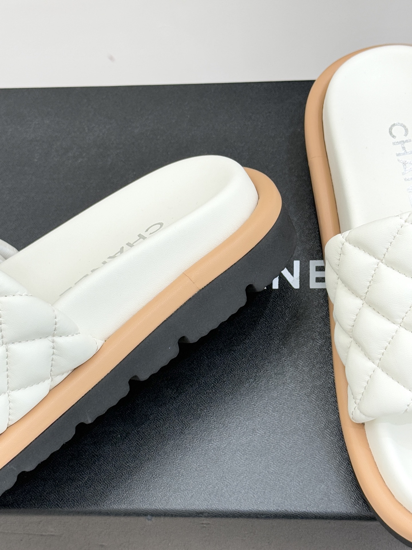 CHANE* ｜小香经典字母魔术贴菱格面包厚底懒人拖鞋懒人必备👏穿了会上瘾的拖鞋巨软巨舒服 让你摆脱一切