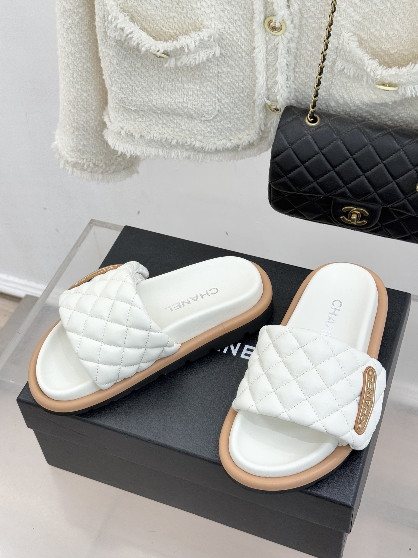 CHANE* ｜小香经典字母魔术贴菱格面包厚底懒人拖鞋懒人必备👏穿了会上瘾的拖鞋巨软巨舒服 让你摆脱一切