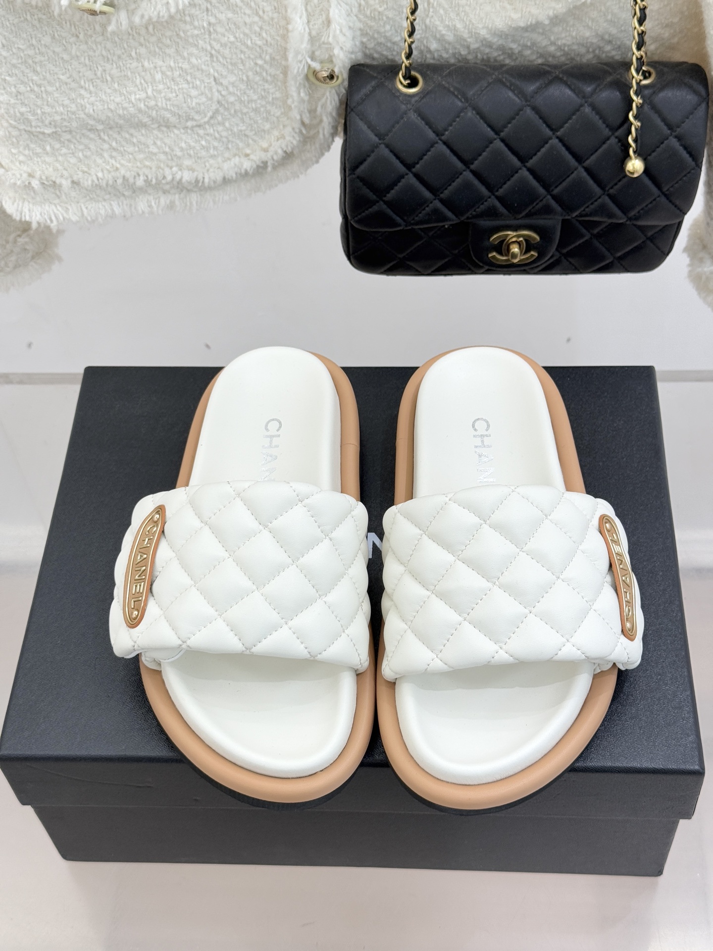 CHANE* ｜小香经典字母魔术贴菱格面包厚底懒人拖鞋懒人必备👏穿了会上瘾的拖鞋巨软巨舒服 让你摆脱一切