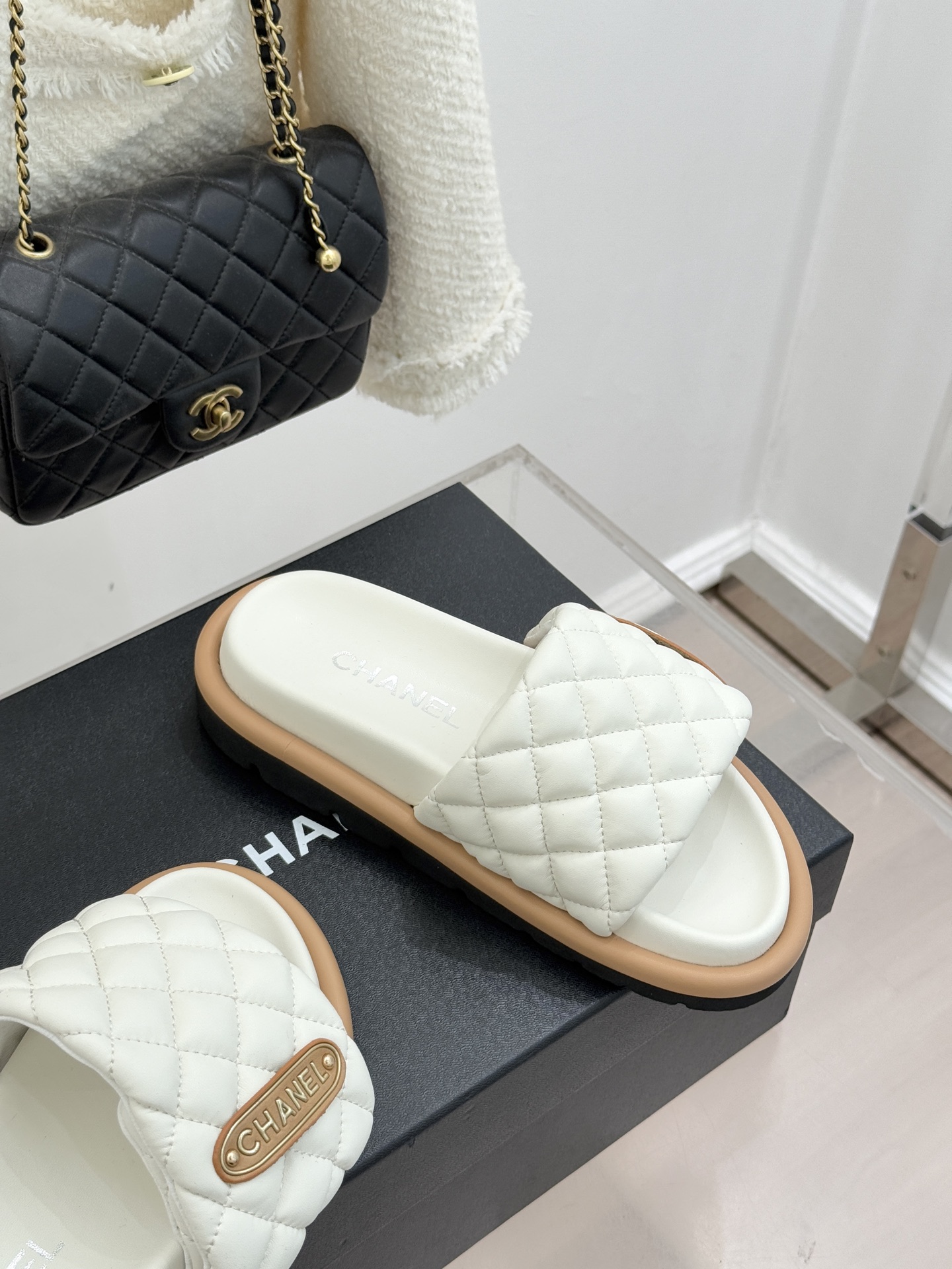 CHANE* ｜小香经典字母魔术贴菱格面包厚底懒人拖鞋懒人必备👏穿了会上瘾的拖鞋巨软巨舒服 让你摆脱一切