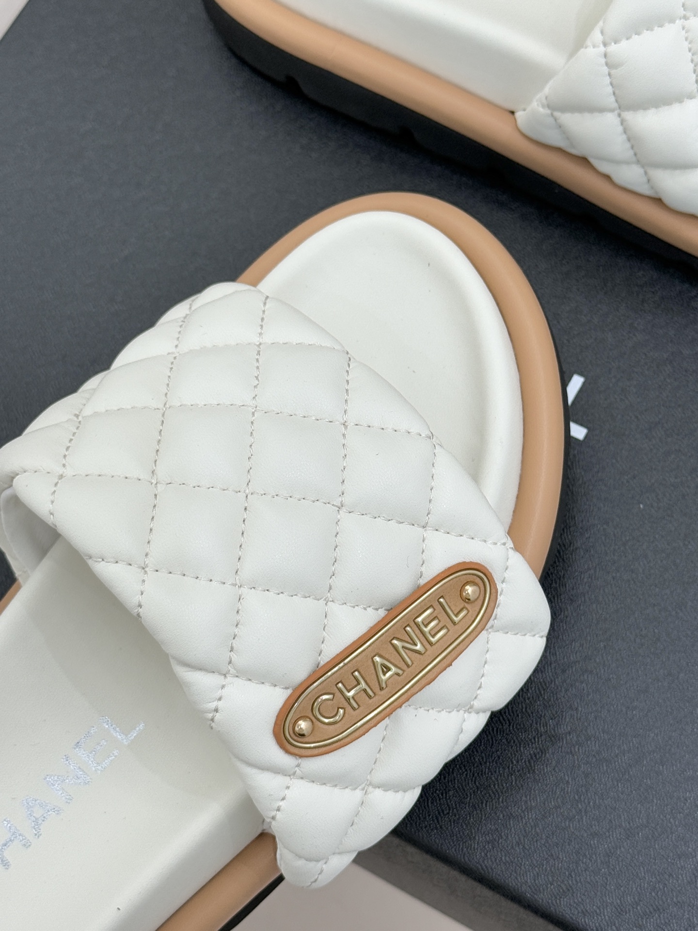 CHANE* ｜小香经典字母魔术贴菱格面包厚底懒人拖鞋懒人必备👏穿了会上瘾的拖鞋巨软巨舒服 让你摆脱一切