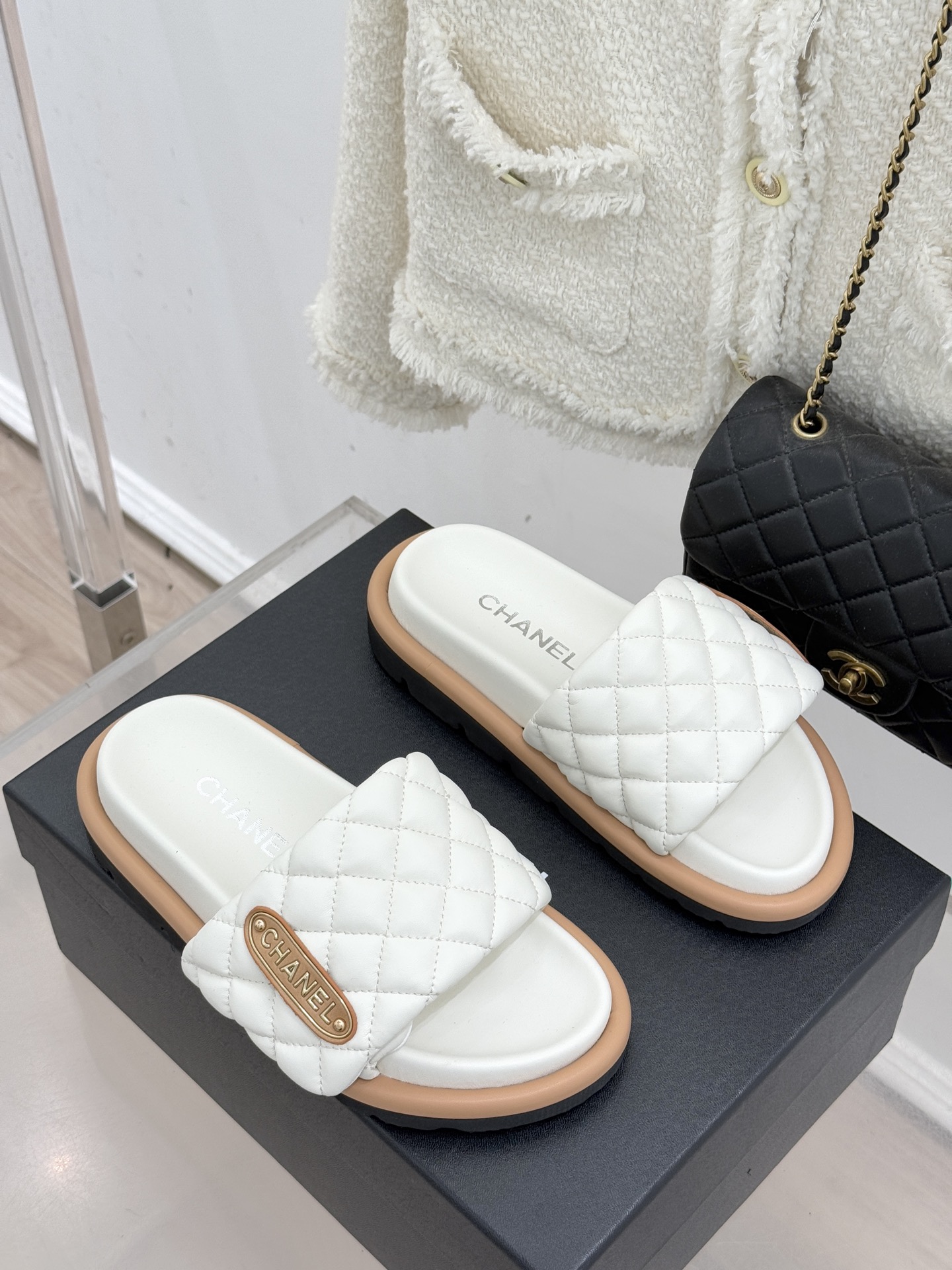 CHANE* ｜小香经典字母魔术贴菱格面包厚底懒人拖鞋懒人必备👏穿了会上瘾的拖鞋巨软巨舒服 让你摆脱一切