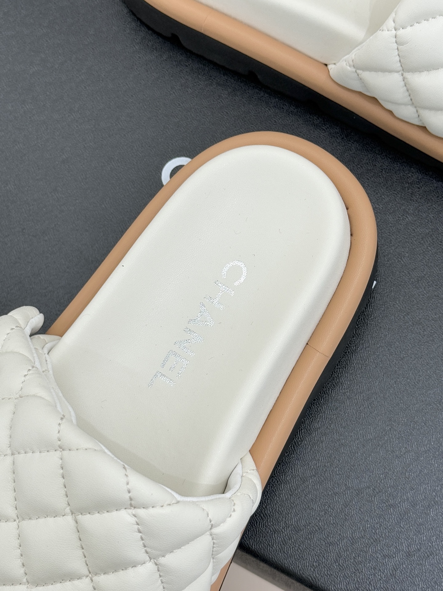 CHANE* ｜小香经典字母魔术贴菱格面包厚底懒人拖鞋懒人必备👏穿了会上瘾的拖鞋巨软巨舒服 让你摆脱一切