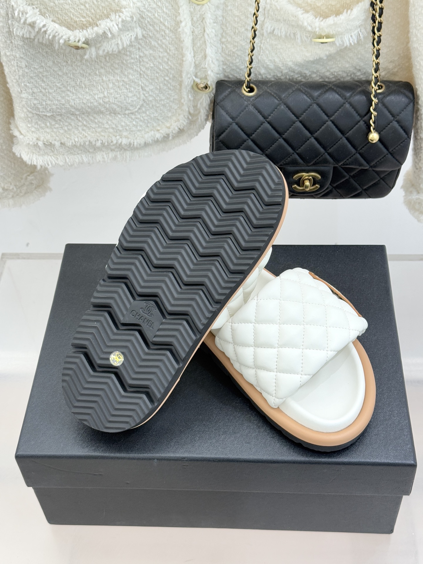 CHANE* ｜小香经典字母魔术贴菱格面包厚底懒人拖鞋懒人必备👏穿了会上瘾的拖鞋巨软巨舒服 让你摆脱一切