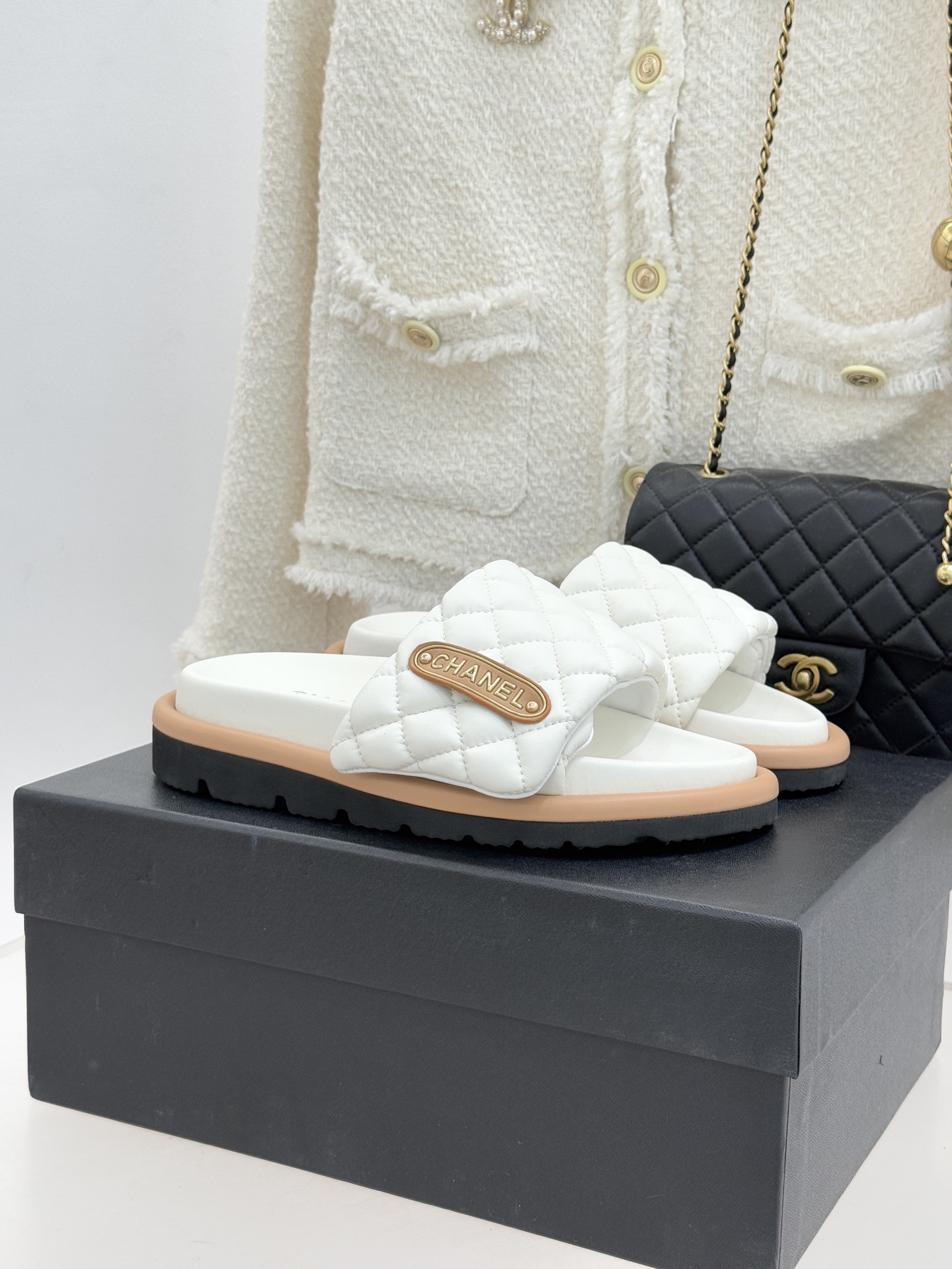 CHANE* ｜小香经典字母魔术贴菱格面包厚底懒人拖鞋懒人必备👏穿了会上瘾的拖鞋巨软巨舒服 让你摆脱一切