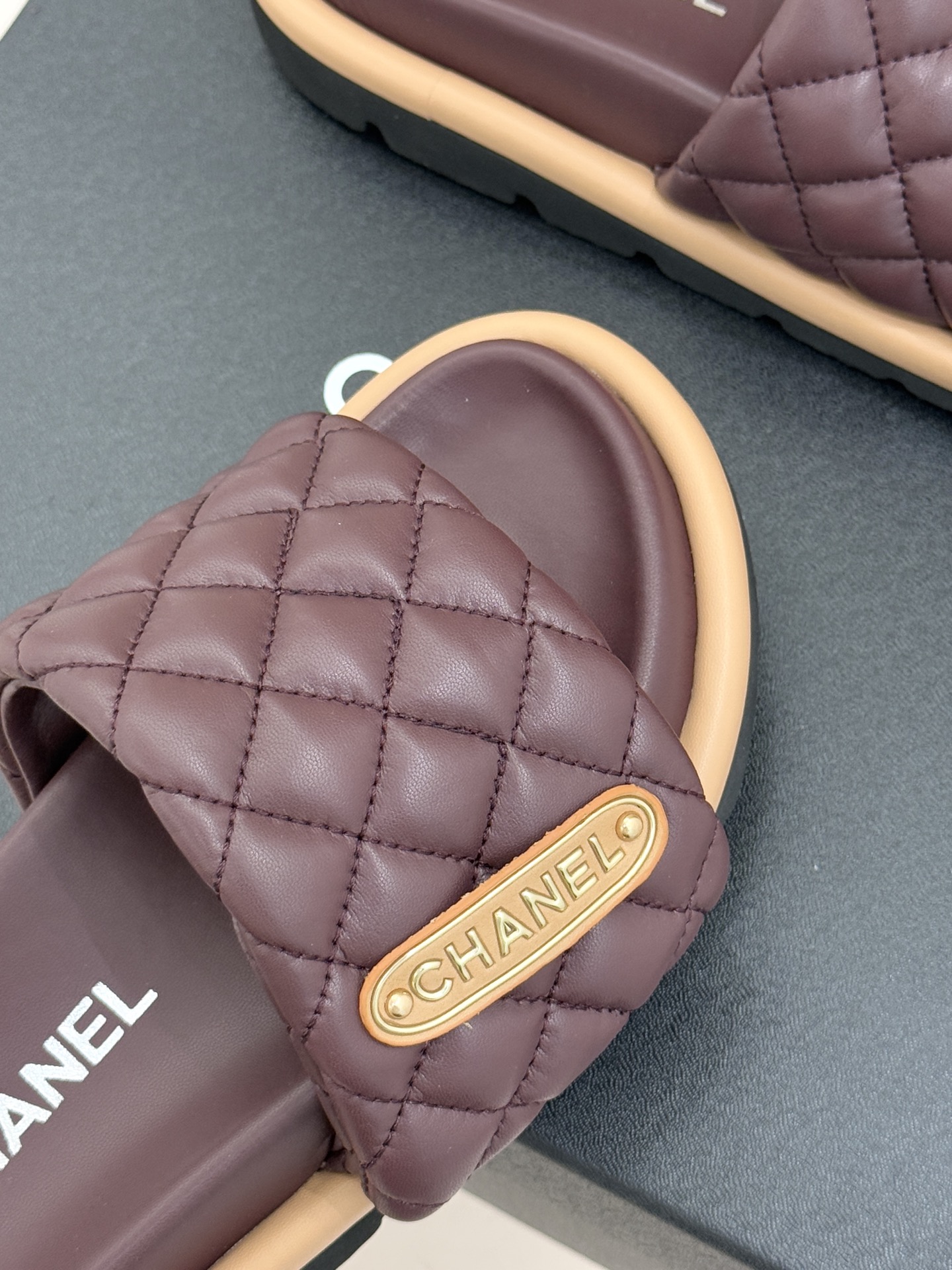 CHANE* ｜小香经典字母魔术贴菱格面包厚底懒人拖鞋懒人必备👏穿了会上瘾的拖鞋巨软巨舒服 让你摆脱一切