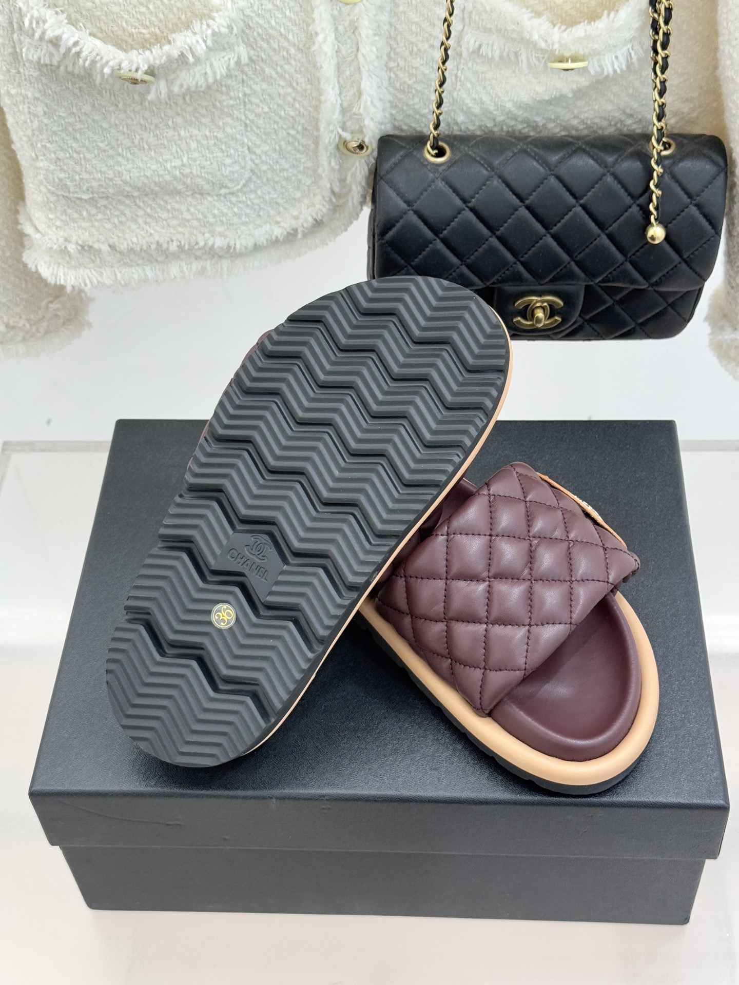 CHANE* ｜小香经典字母魔术贴菱格面包厚底懒人拖鞋懒人必备👏穿了会上瘾的拖鞋巨软巨舒服 让你摆脱一切