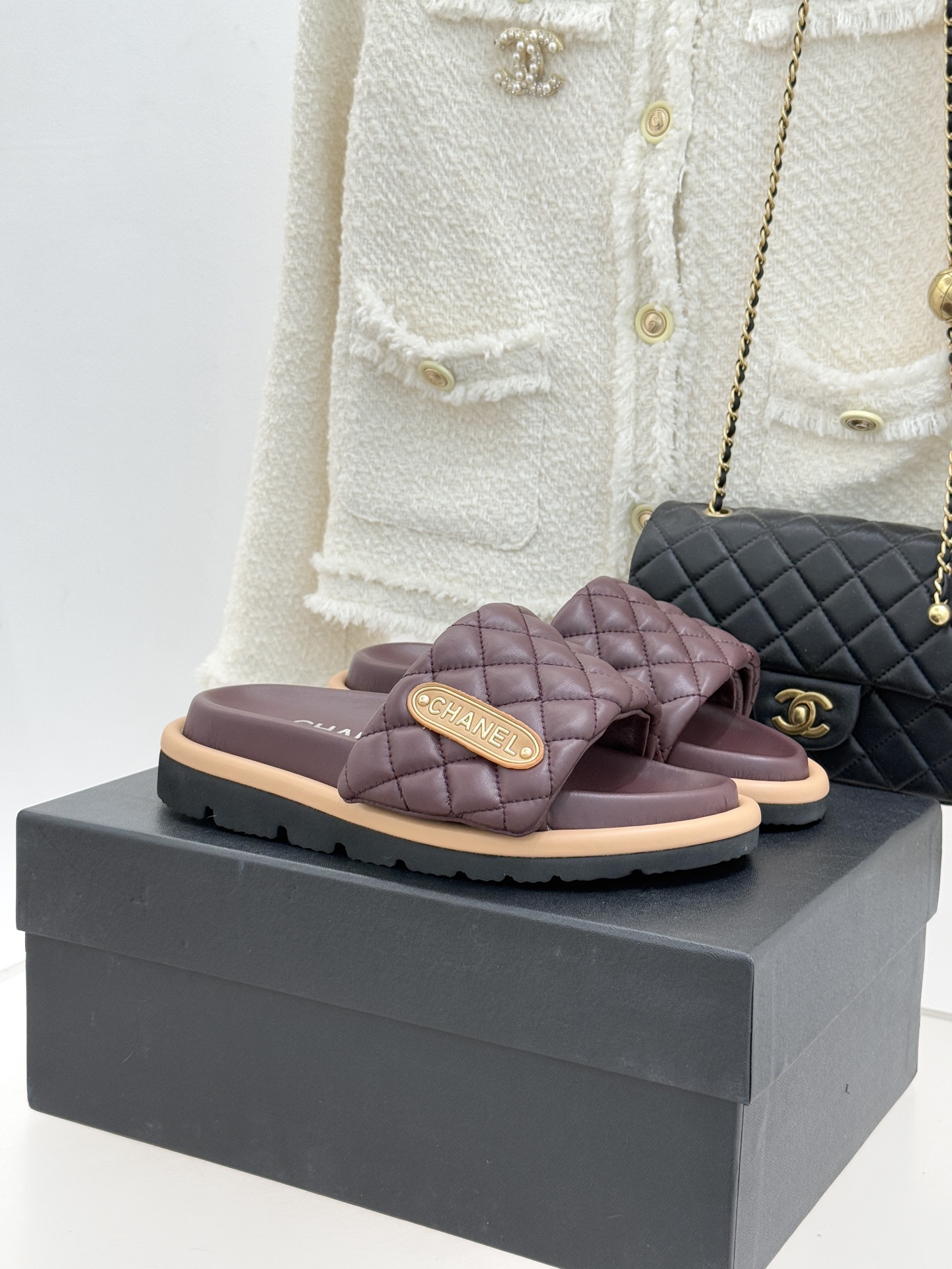 CHANE* ｜小香经典字母魔术贴菱格面包厚底懒人拖鞋懒人必备👏穿了会上瘾的拖鞋巨软巨舒服 让你摆脱一切