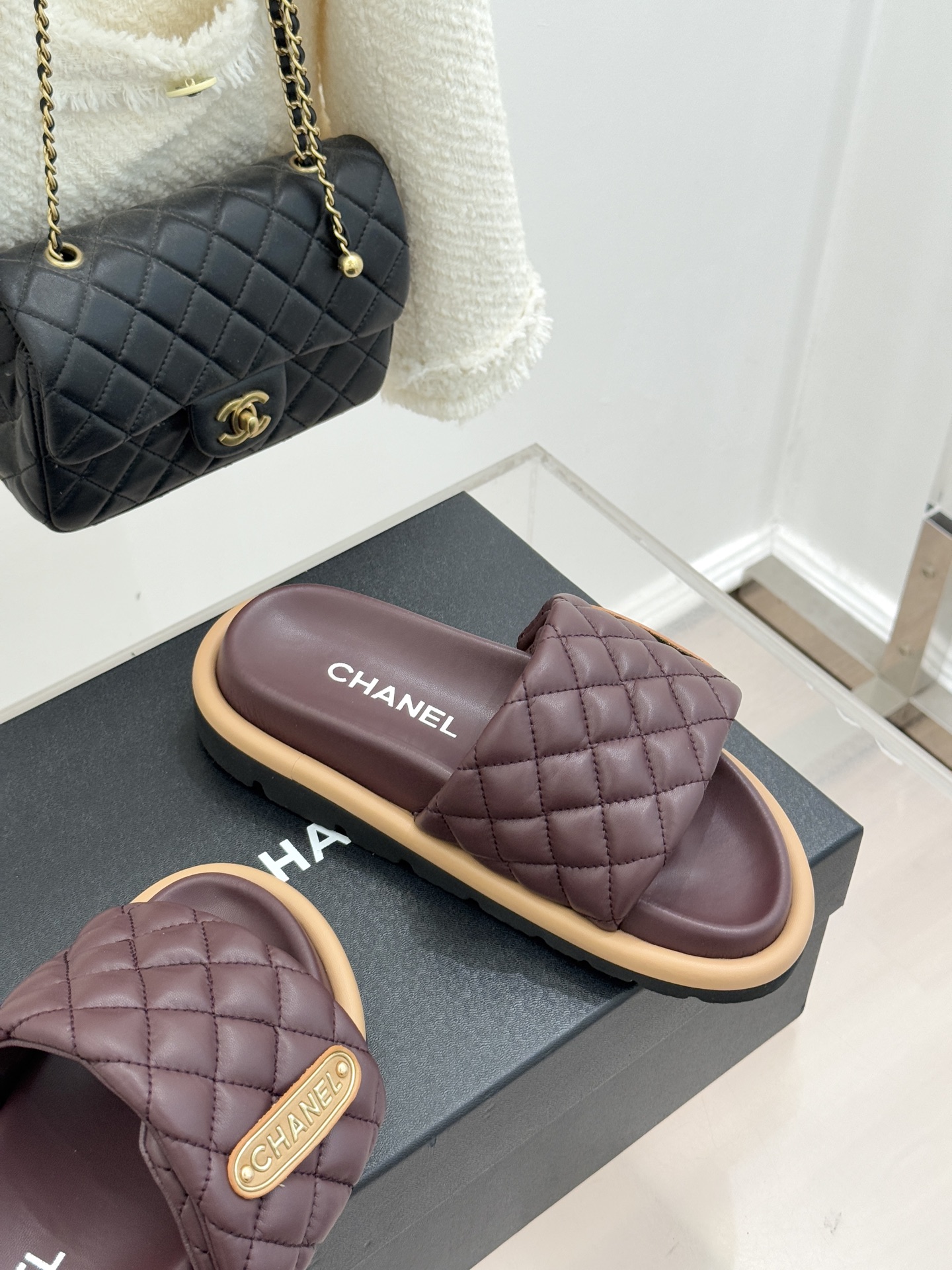 CHANE* ｜小香经典字母魔术贴菱格面包厚底懒人拖鞋懒人必备👏穿了会上瘾的拖鞋巨软巨舒服 让你摆脱一切