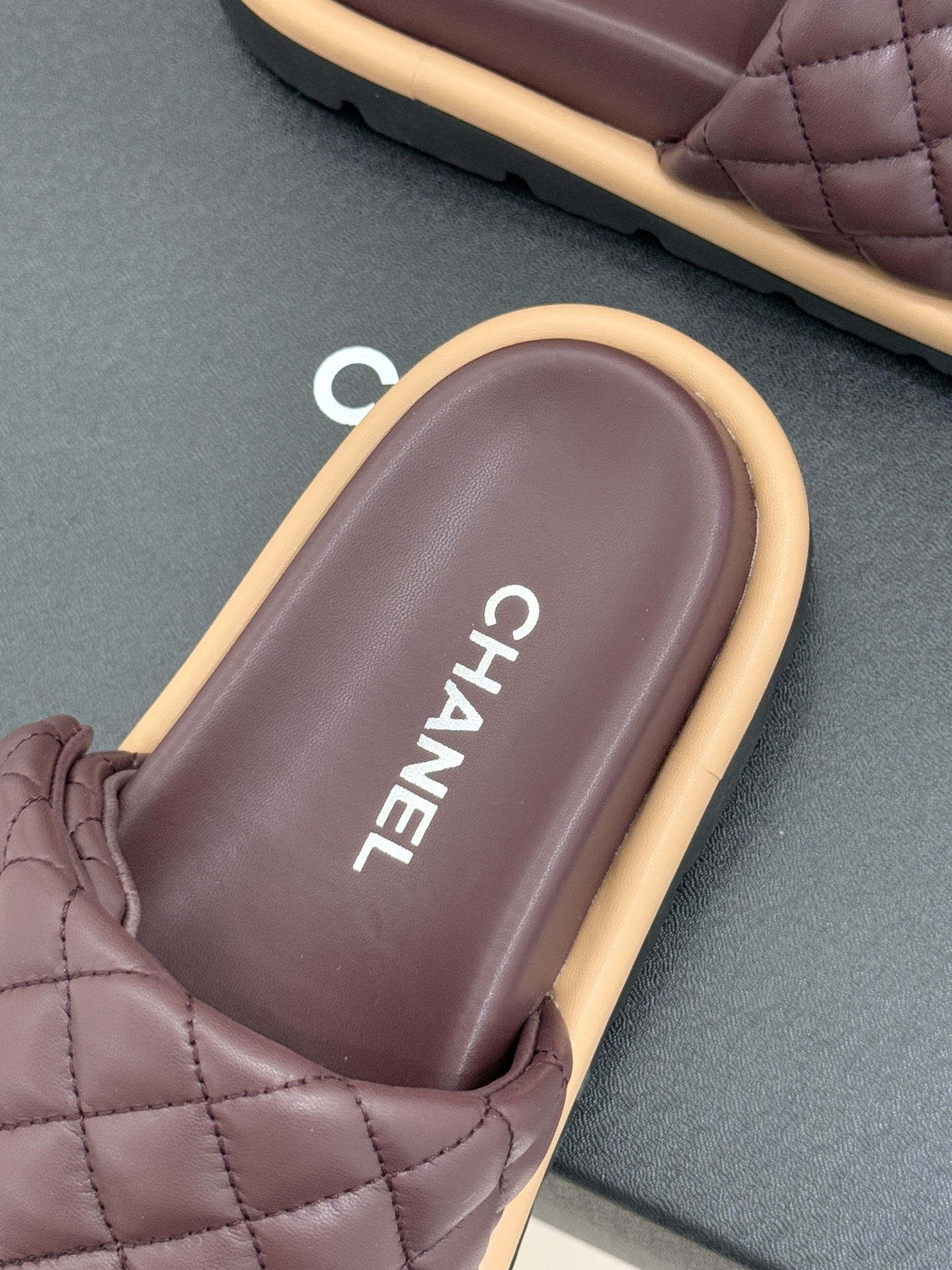 CHANE* ｜小香经典字母魔术贴菱格面包厚底懒人拖鞋懒人必备👏穿了会上瘾的拖鞋巨软巨舒服 让你摆脱一切