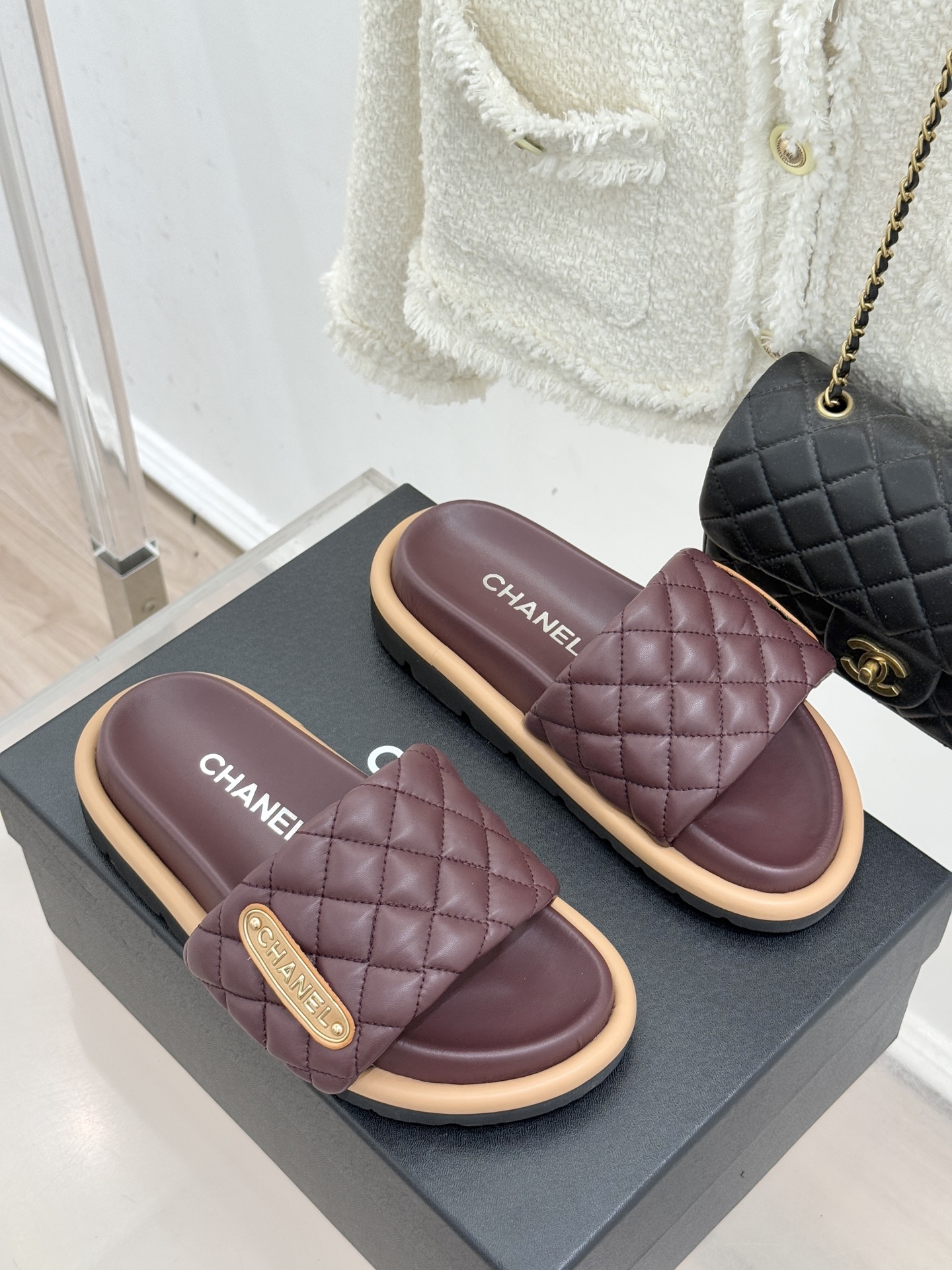 CHANE* ｜小香经典字母魔术贴菱格面包厚底懒人拖鞋懒人必备👏穿了会上瘾的拖鞋巨软巨舒服 让你摆脱一切