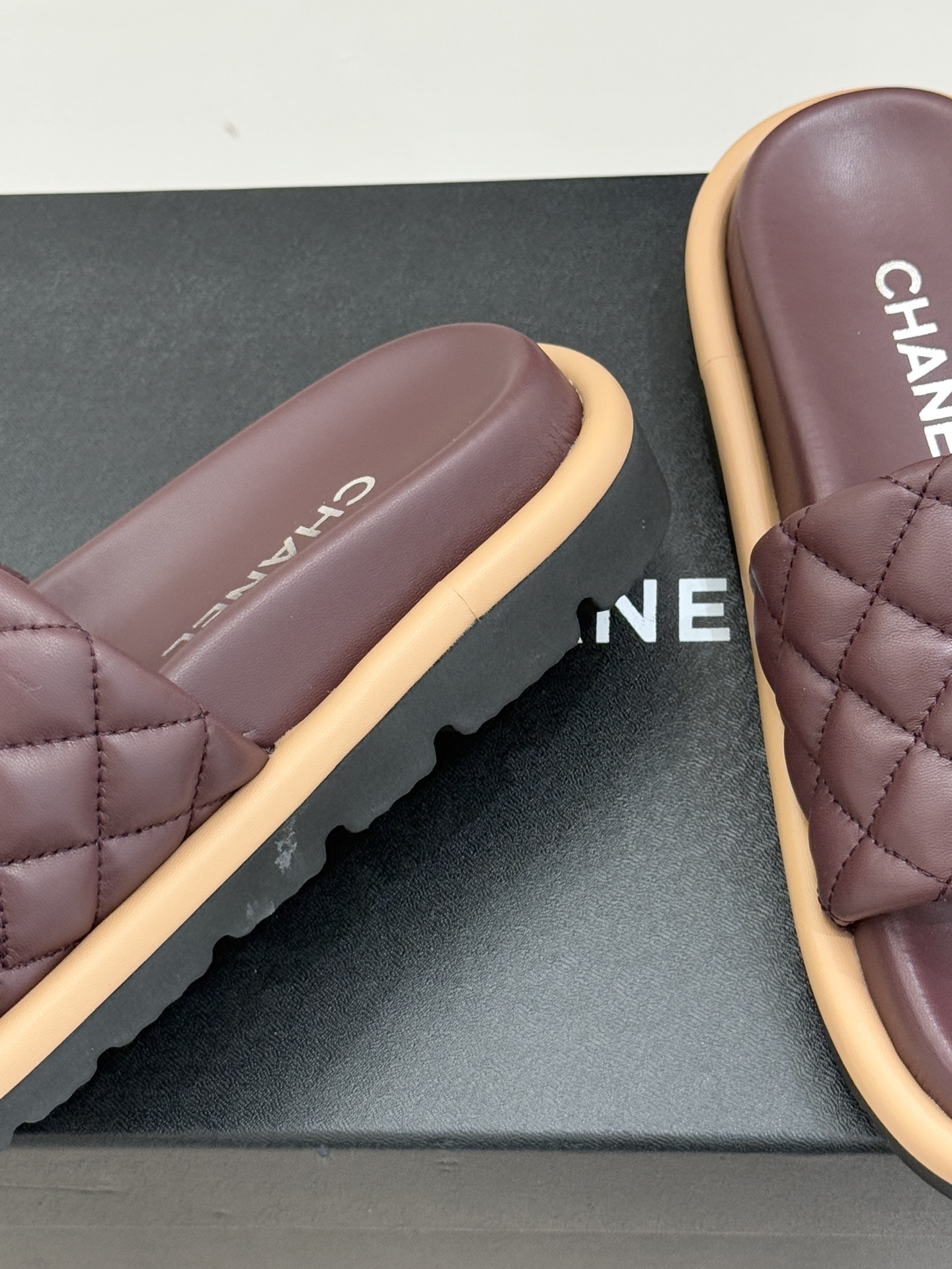 CHANE* ｜小香经典字母魔术贴菱格面包厚底懒人拖鞋懒人必备👏穿了会上瘾的拖鞋巨软巨舒服 让你摆脱一切