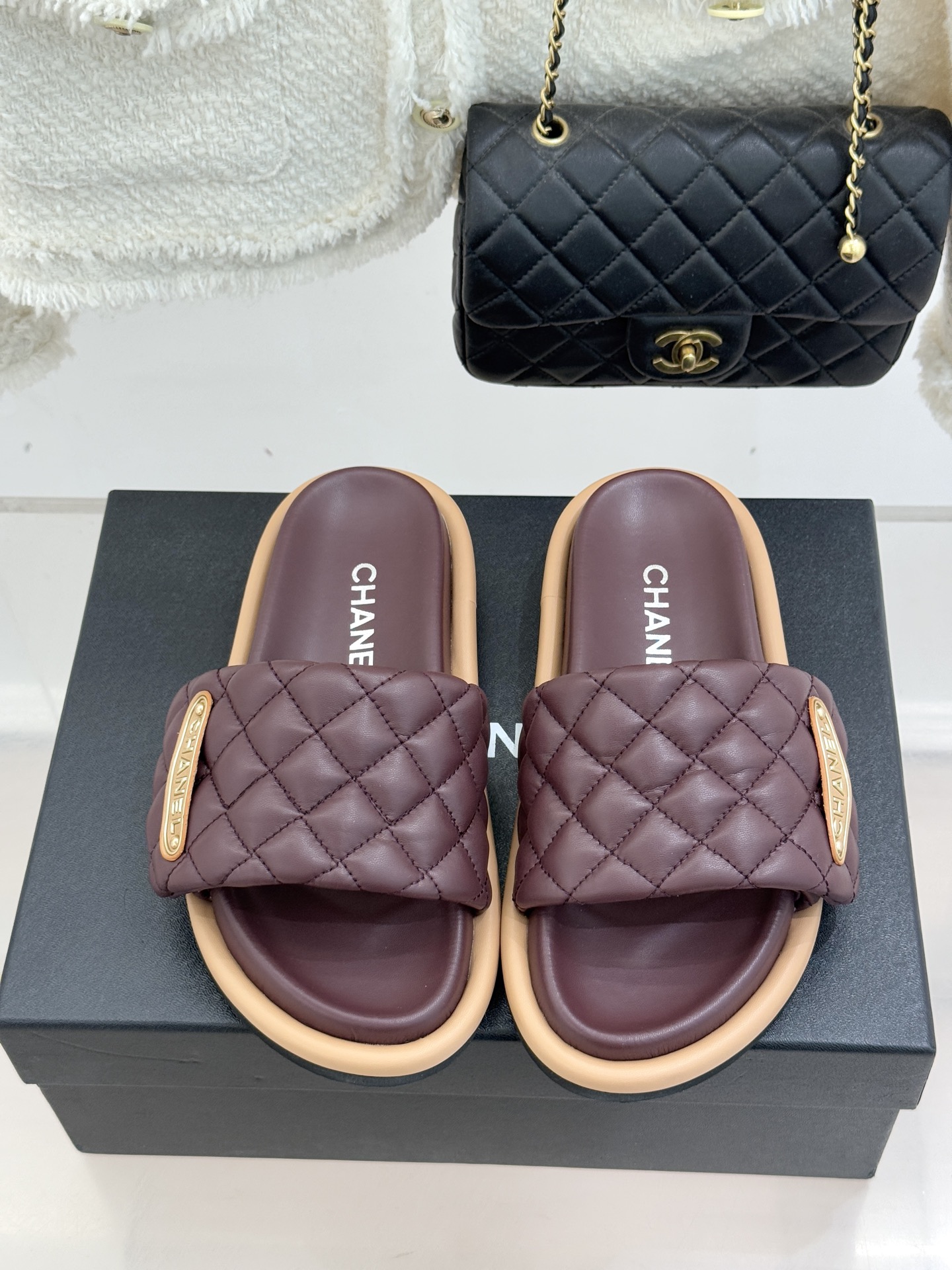 CHANE* ｜小香经典字母魔术贴菱格面包厚底懒人拖鞋懒人必备👏穿了会上瘾的拖鞋巨软巨舒服 让你摆脱一切