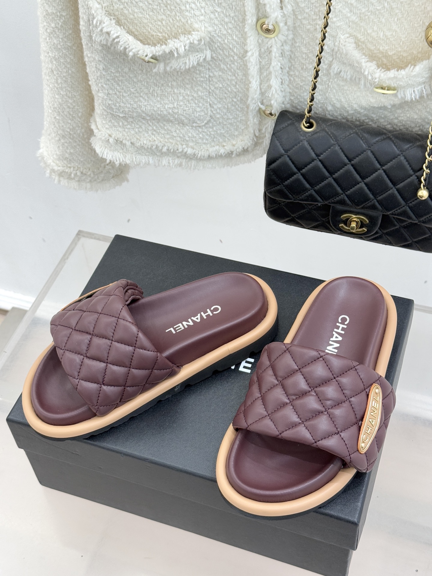 CHANE* ｜小香经典字母魔术贴菱格面包厚底懒人拖鞋懒人必备👏穿了会上瘾的拖鞋巨软巨舒服 让你摆脱一切