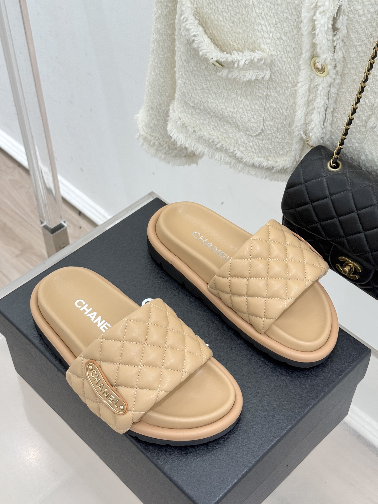 CHANE* ｜小香经典字母魔术贴菱格面包厚底懒人拖鞋懒人必备👏穿了会上瘾的拖鞋巨软巨舒服 让你摆脱一切