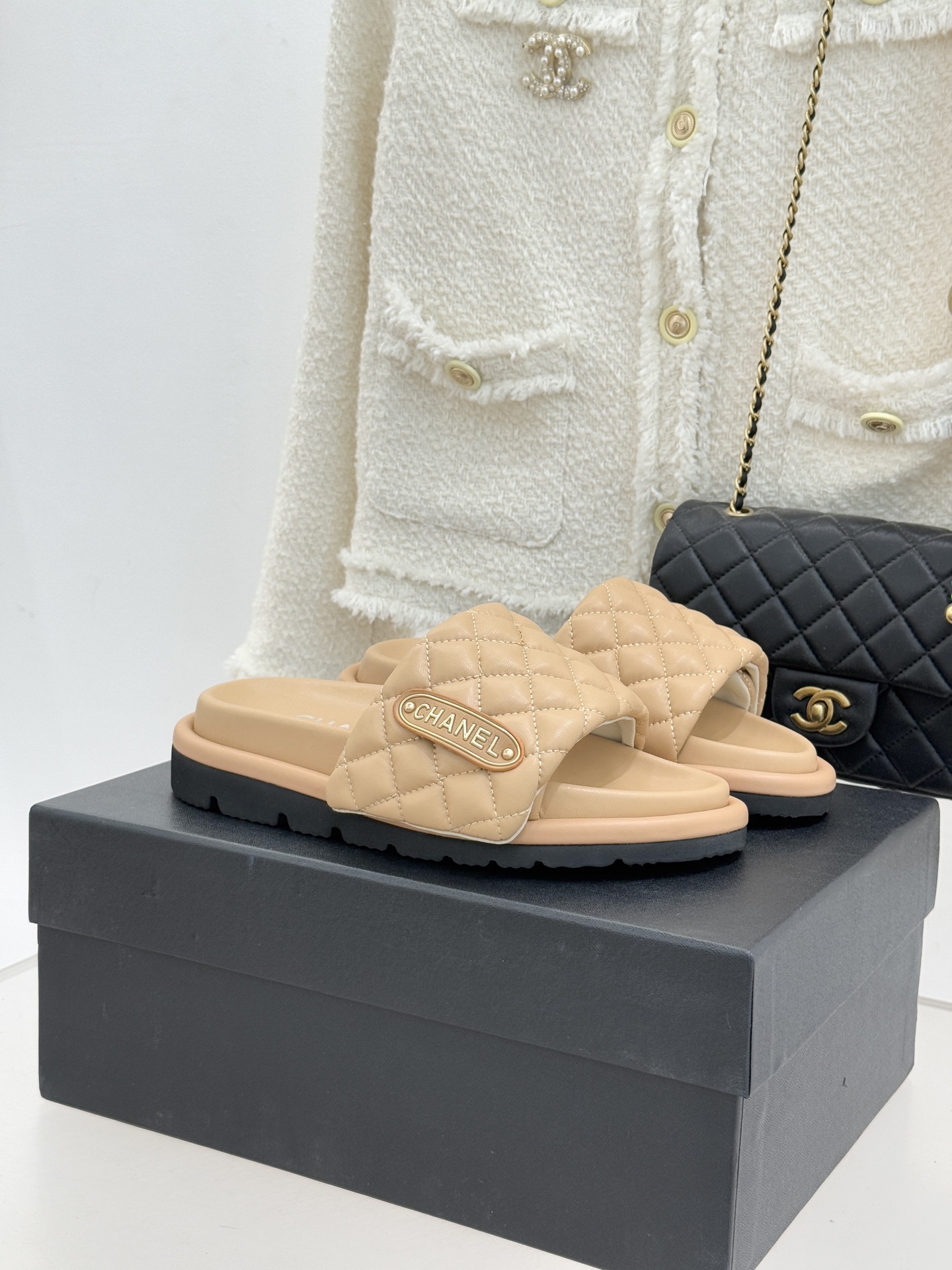 CHANE* ｜小香经典字母魔术贴菱格面包厚底懒人拖鞋懒人必备👏穿了会上瘾的拖鞋巨软巨舒服 让你摆脱一切