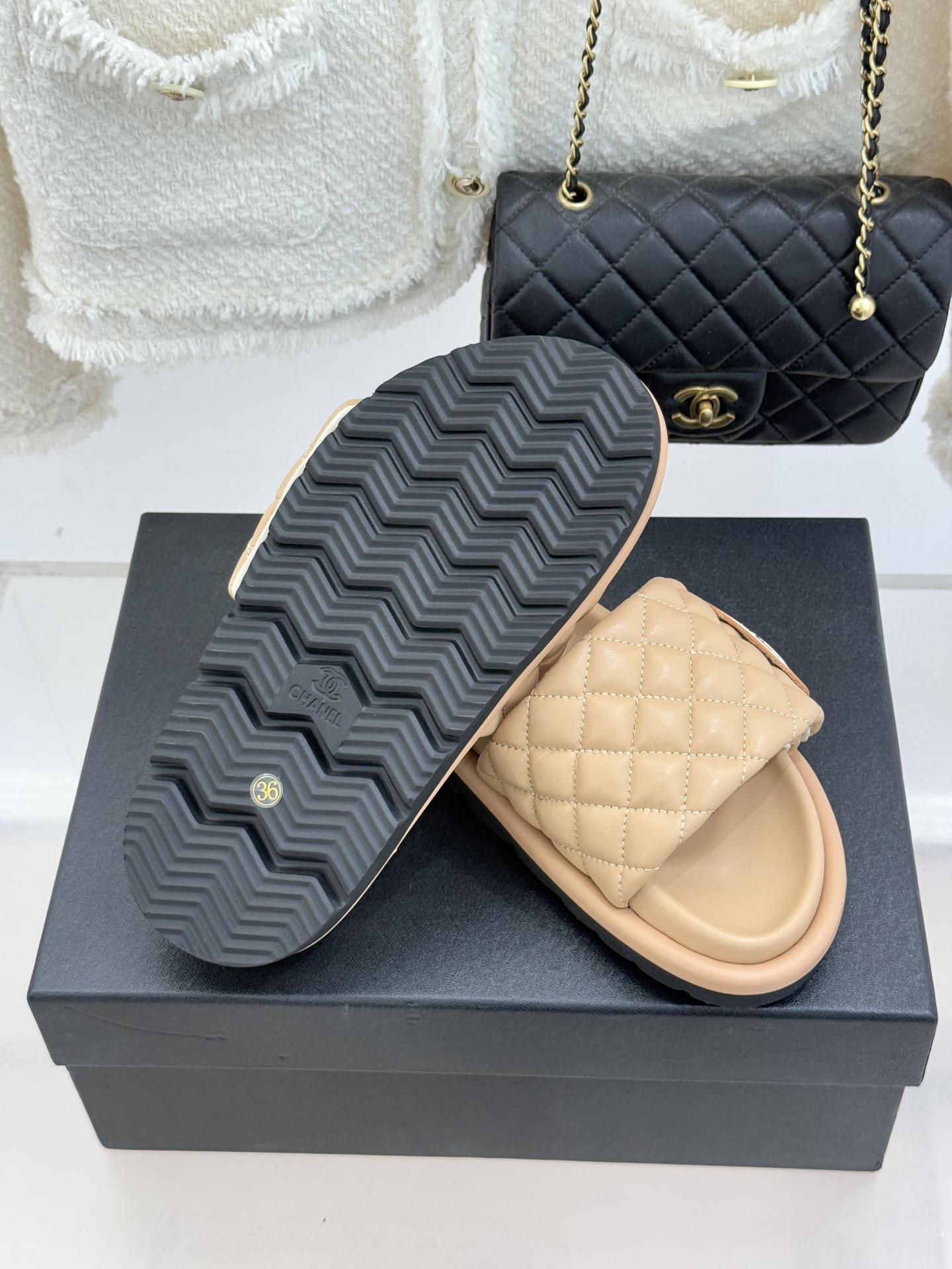 CHANE* ｜小香经典字母魔术贴菱格面包厚底懒人拖鞋懒人必备👏穿了会上瘾的拖鞋巨软巨舒服 让你摆脱一切