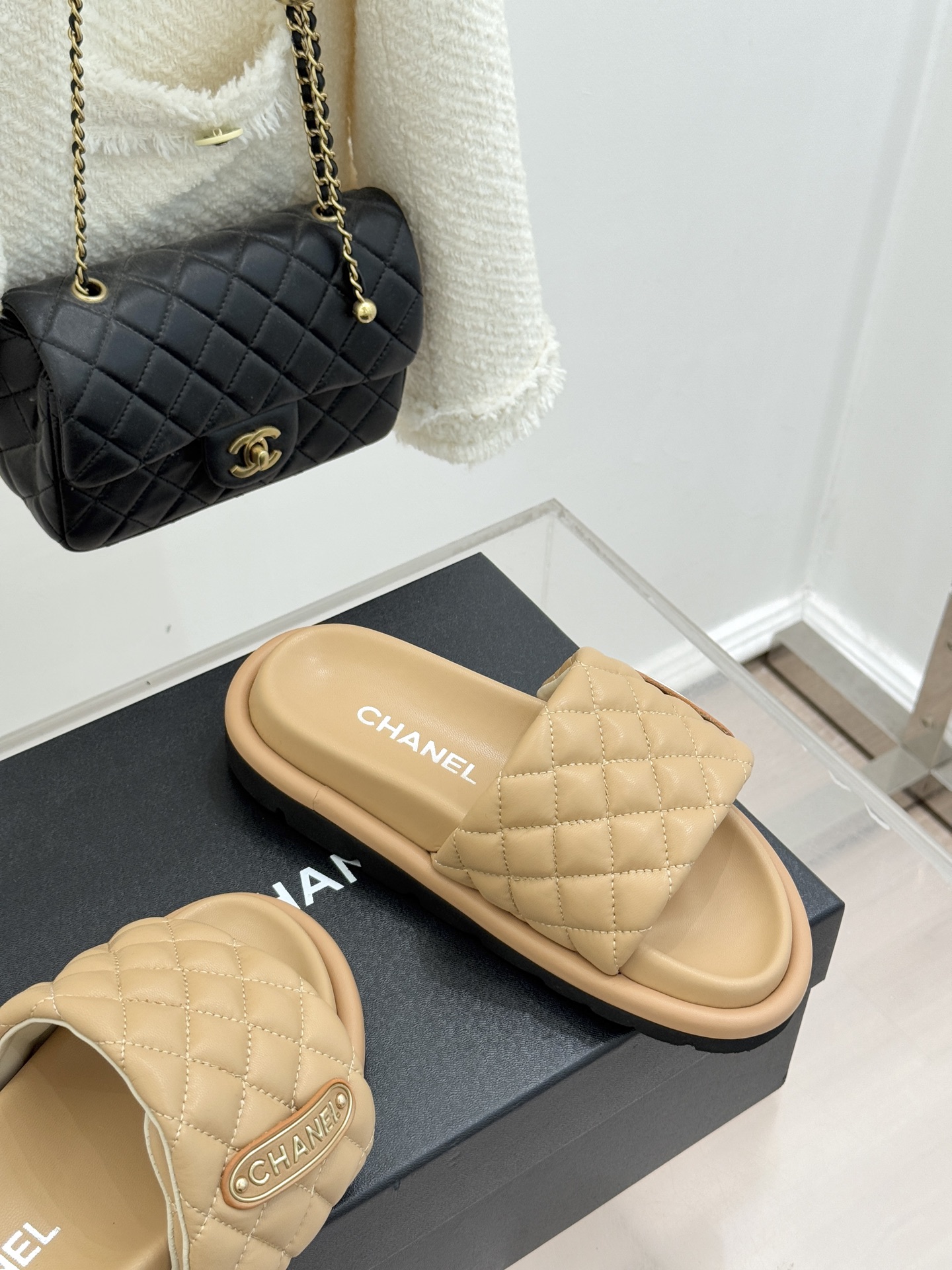 CHANE* ｜小香经典字母魔术贴菱格面包厚底懒人拖鞋懒人必备👏穿了会上瘾的拖鞋巨软巨舒服 让你摆脱一切