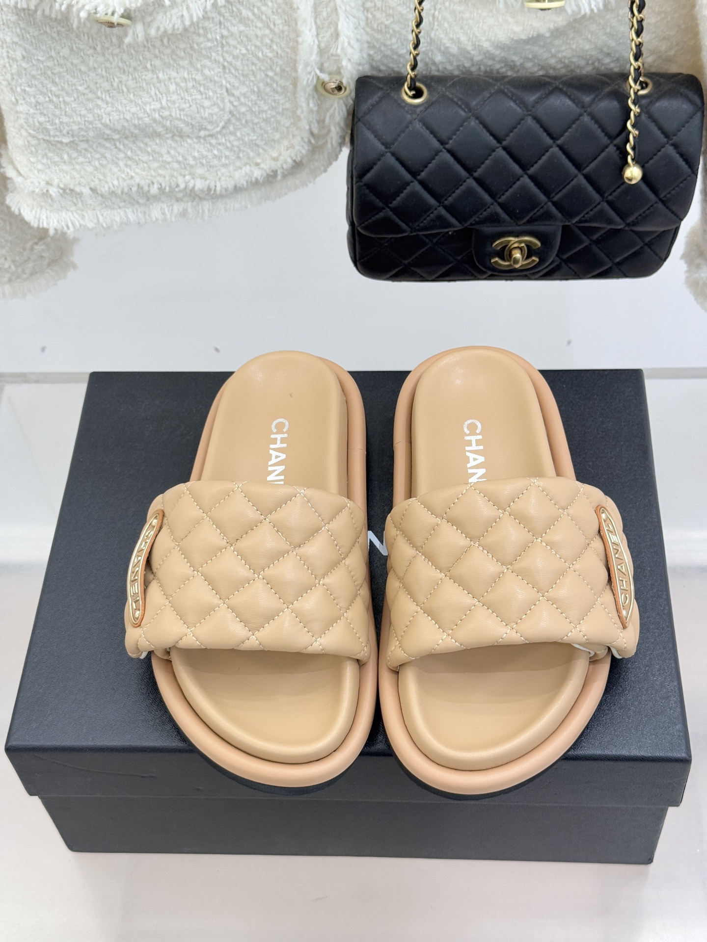 CHANE* ｜小香经典字母魔术贴菱格面包厚底懒人拖鞋懒人必备👏穿了会上瘾的拖鞋巨软巨舒服 让你摆脱一切