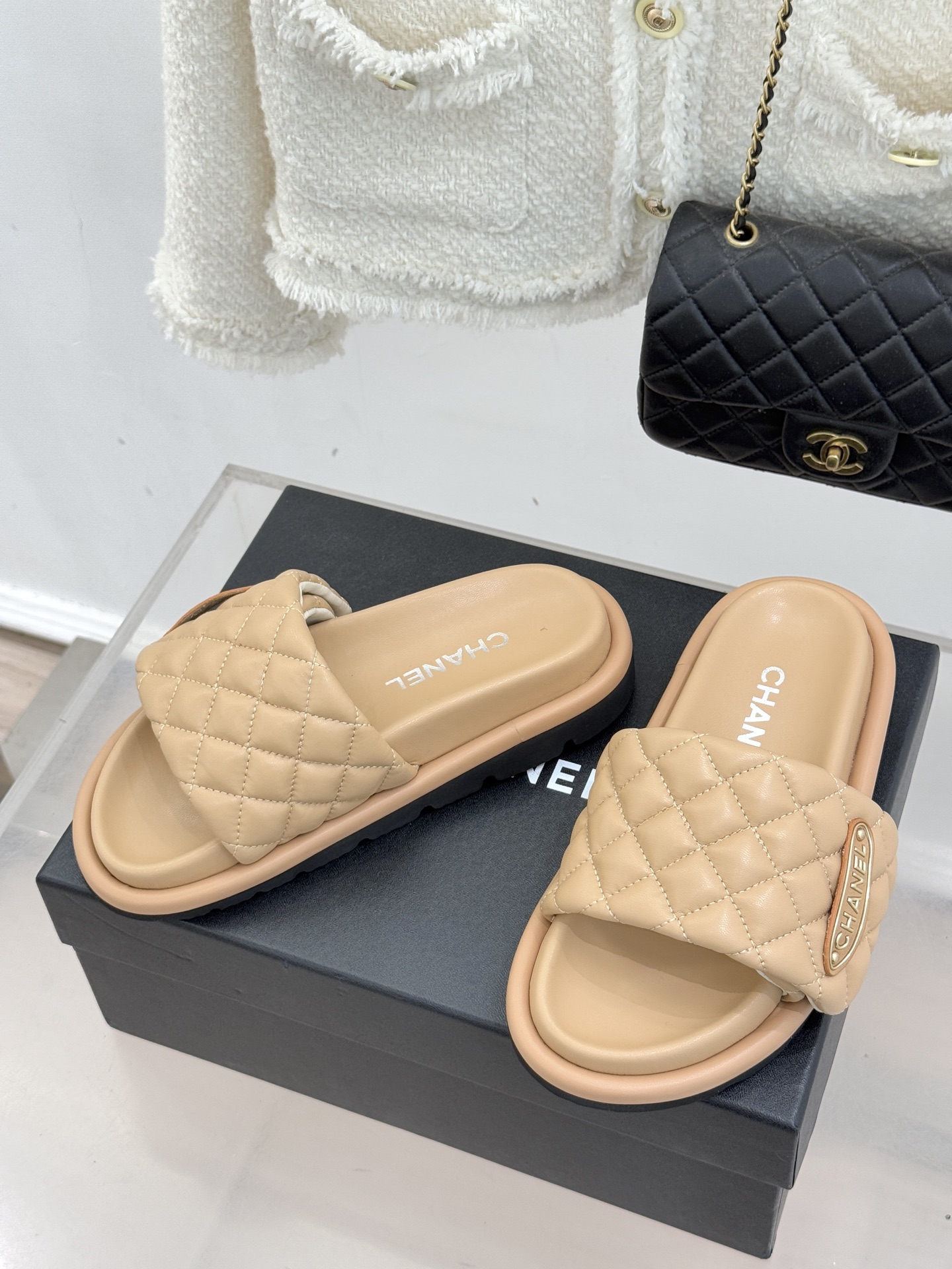 CHANE* ｜小香经典字母魔术贴菱格面包厚底懒人拖鞋懒人必备👏穿了会上瘾的拖鞋巨软巨舒服 让你摆脱一切