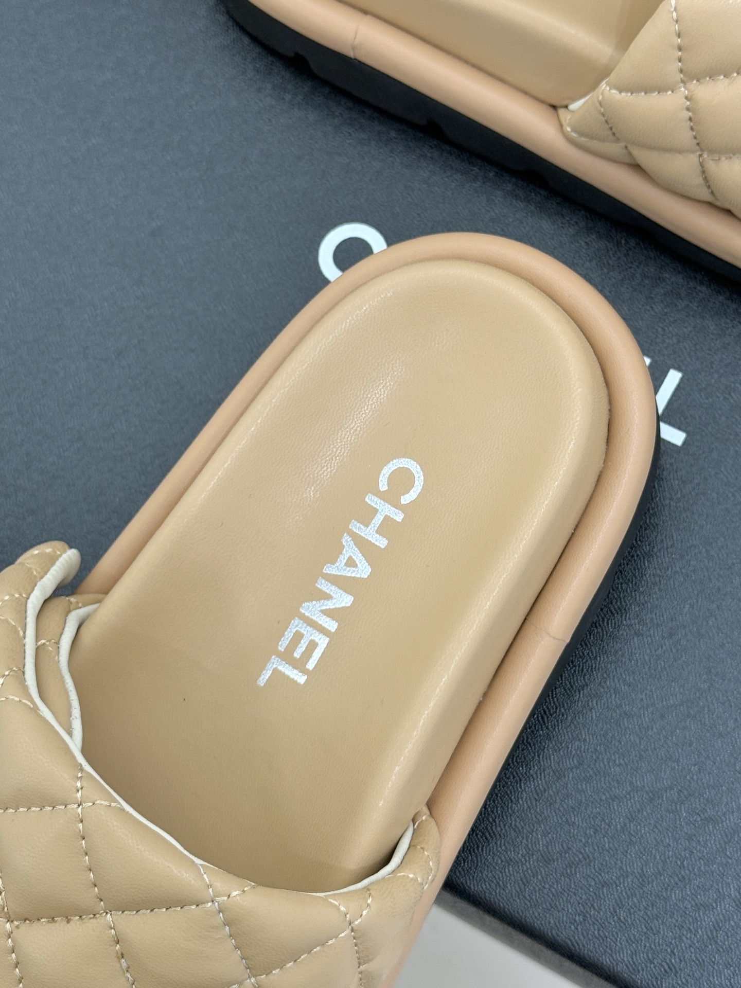 CHANE* ｜小香经典字母魔术贴菱格面包厚底懒人拖鞋懒人必备👏穿了会上瘾的拖鞋巨软巨舒服 让你摆脱一切