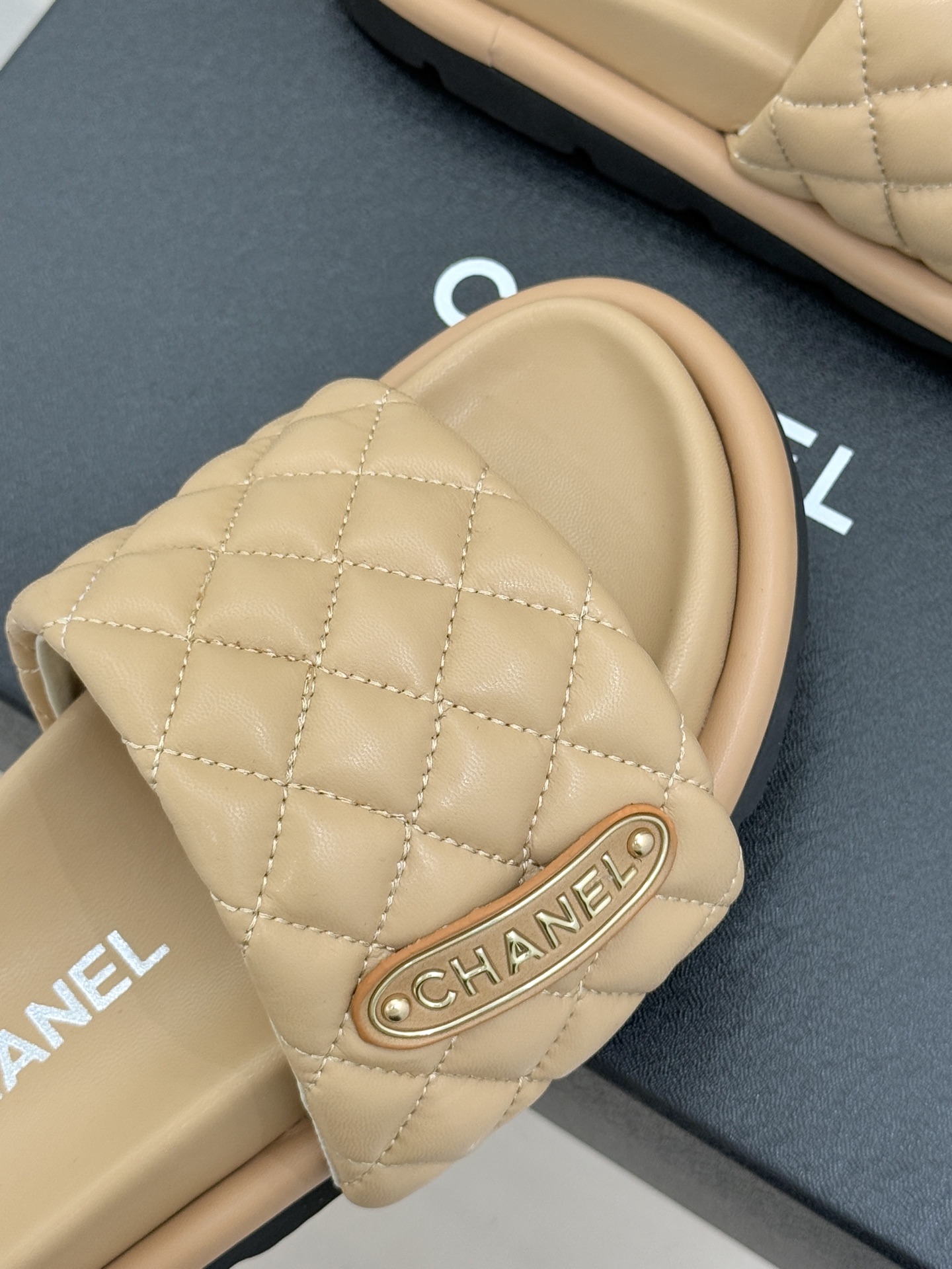 CHANE* ｜小香经典字母魔术贴菱格面包厚底懒人拖鞋懒人必备👏穿了会上瘾的拖鞋巨软巨舒服 让你摆脱一切